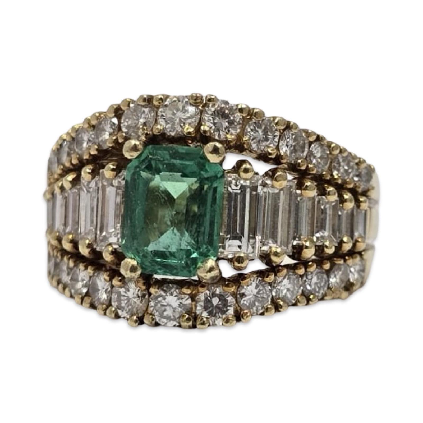 Ein wahrhaft beeindruckender Vintage-Ring mit einem reich gesättigten kolumbianischen Smaragd von ca. 1,80 Karat, voller natürlichem Leben und Tiefe, umrahmt von einer beeindruckenden Reihe von fein geschliffenen Diamanten von insgesamt ca. 5,28