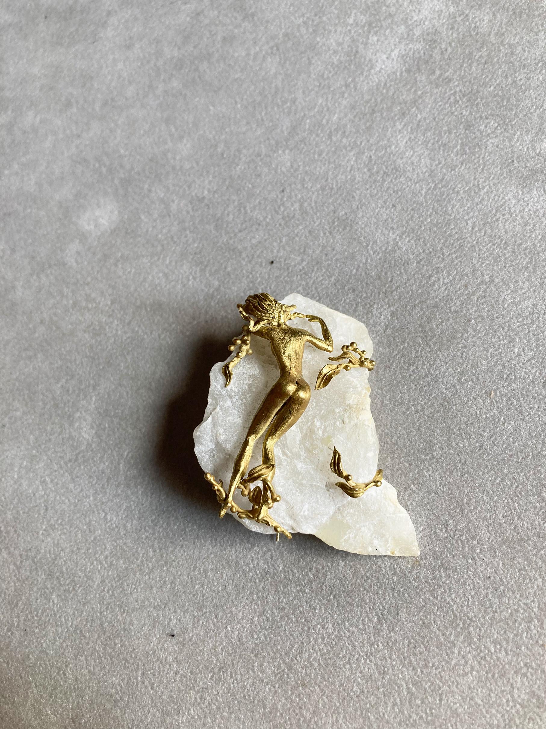 Women's or Men's Vintage 70s 18K Yellow Gold Feldspar Feldspatiche Rock Mermaid Brooch For Sale