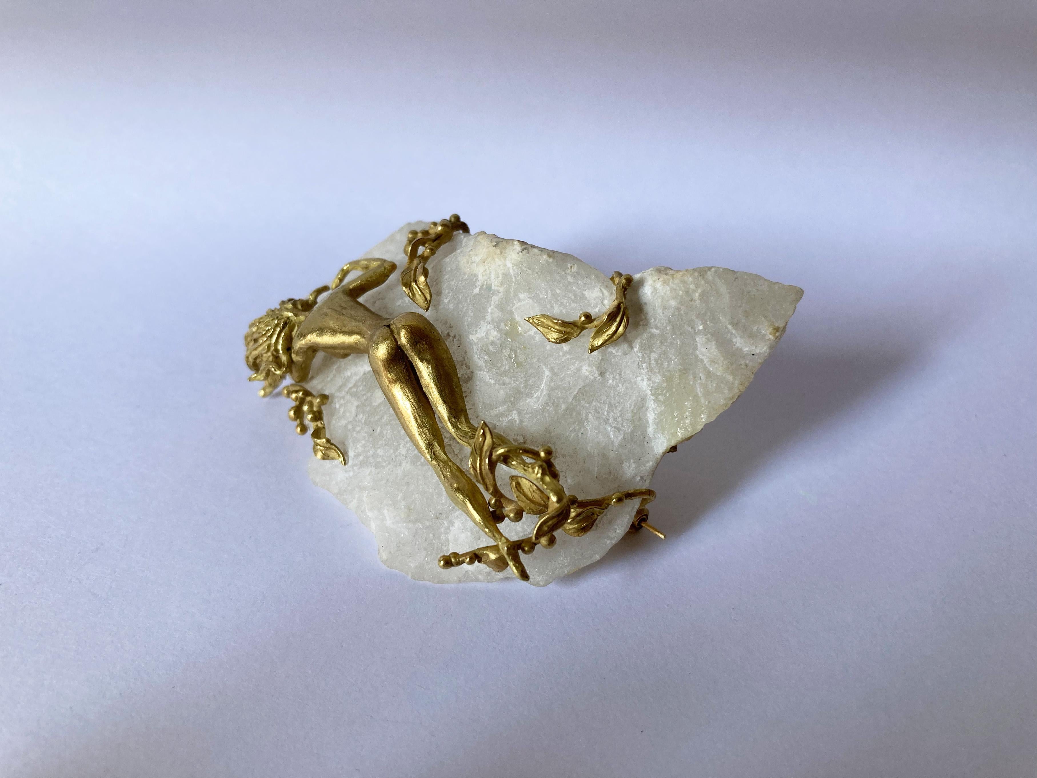 Vintage 70s 18K Yellow Gold Feldspar Feldspatiche Rock Mermaid Brooch For Sale 1