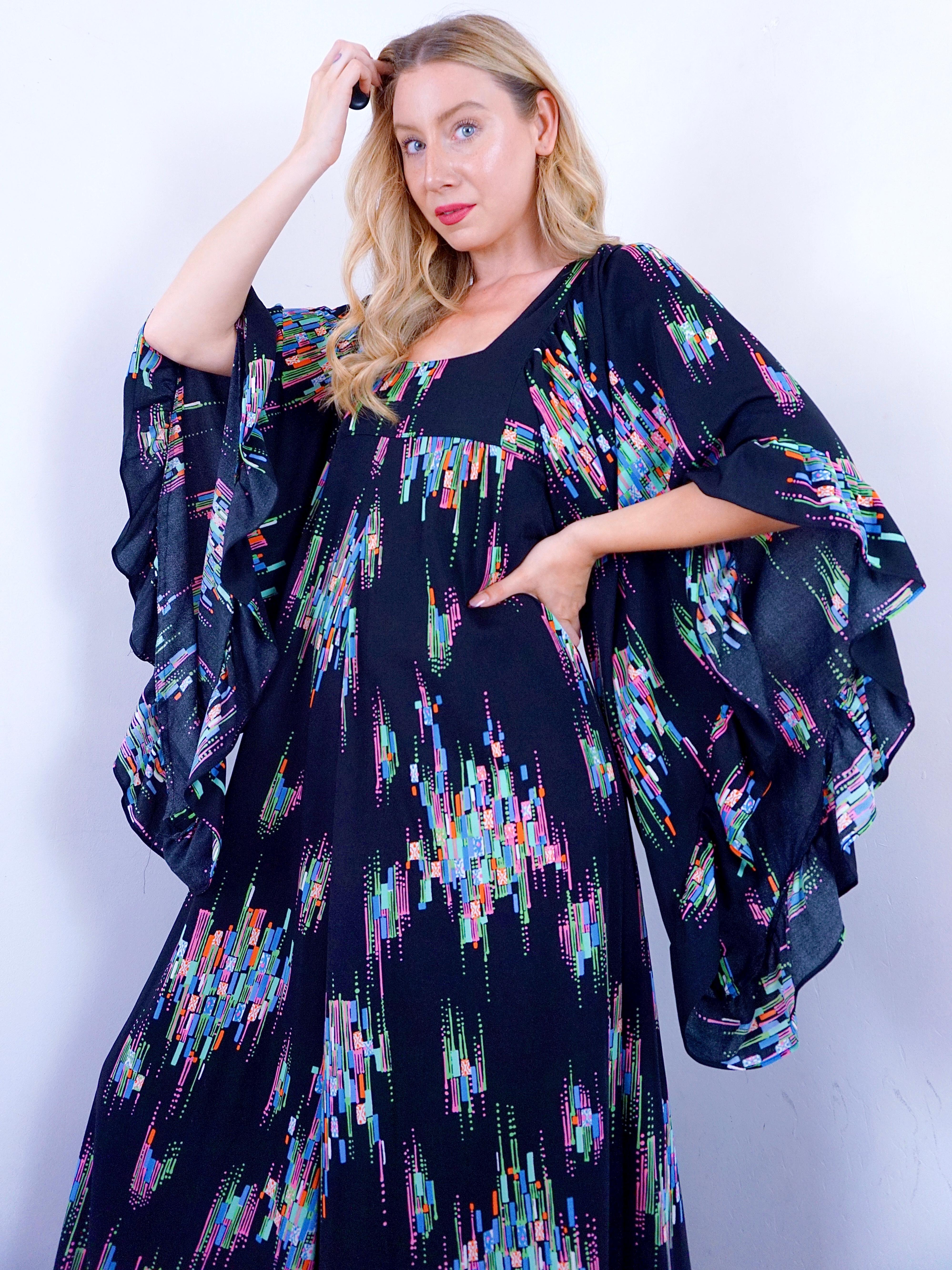 Vintage 70s angel sleeve dress In Excellent Condition For Sale In London, GB