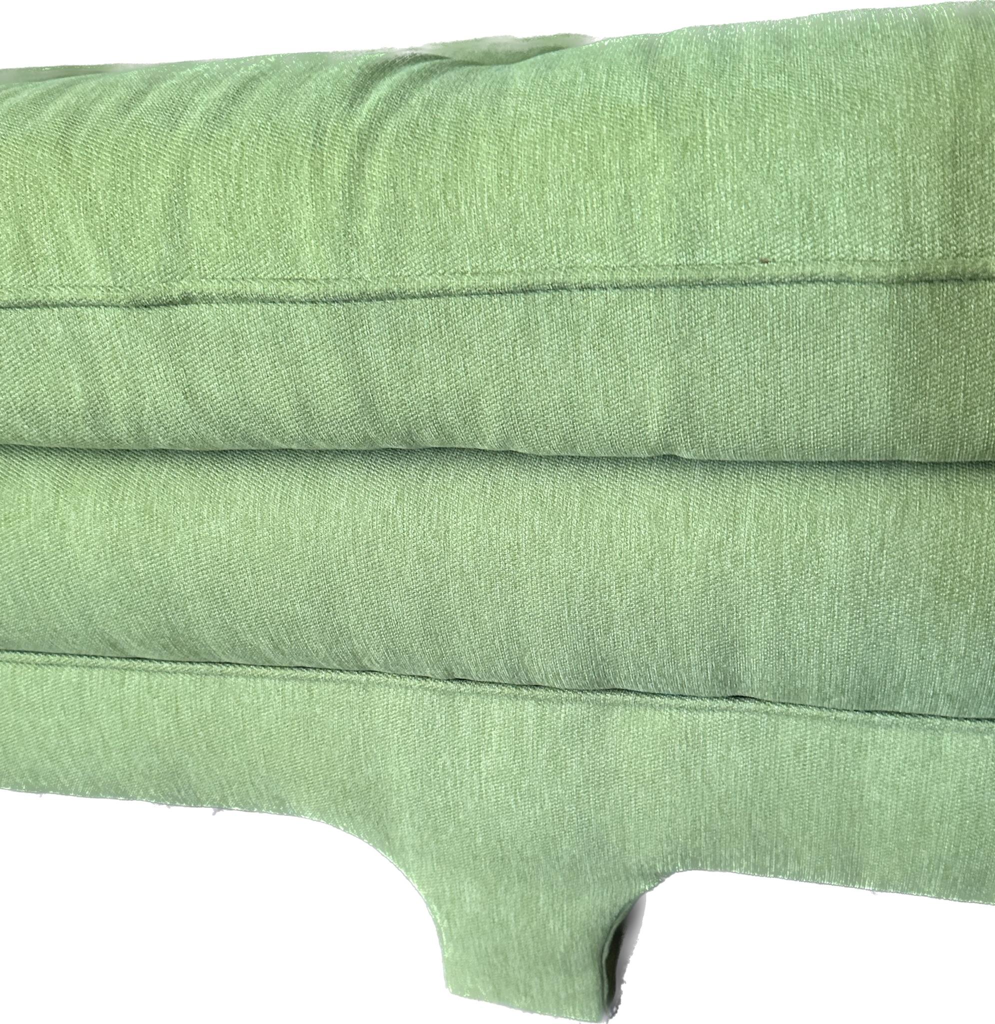 Canapé à assise banc vintage des années 70, nouvellement tapissé de tissu chartreuse Crypton Bon état - En vente à Portage, MI