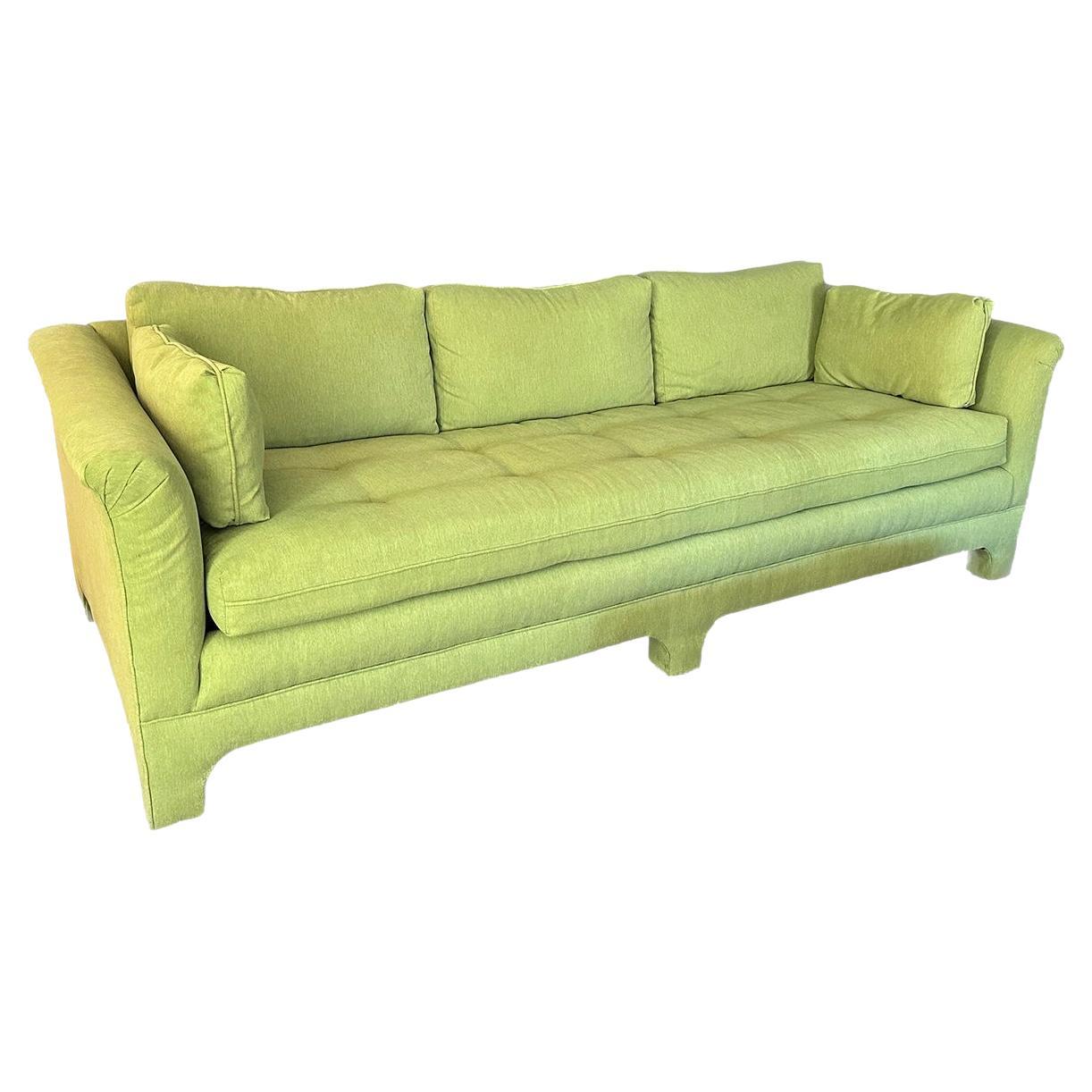 Canapé à assise banc vintage des années 70, nouvellement tapissé de tissu chartreuse Crypton