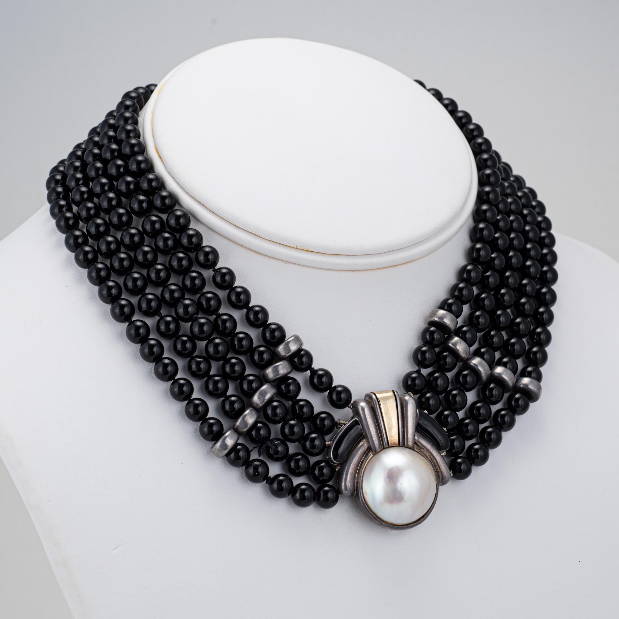Elegante collana vintage Cartier in onice con chiusura in argento e oro giallo 18 carati con perle Mabe (circa anni '70).  

Una perla Mabe da 18,5 mm è incastonata nella chiusura. La perla presenta una lucentezza brillante con sfumature rosa e