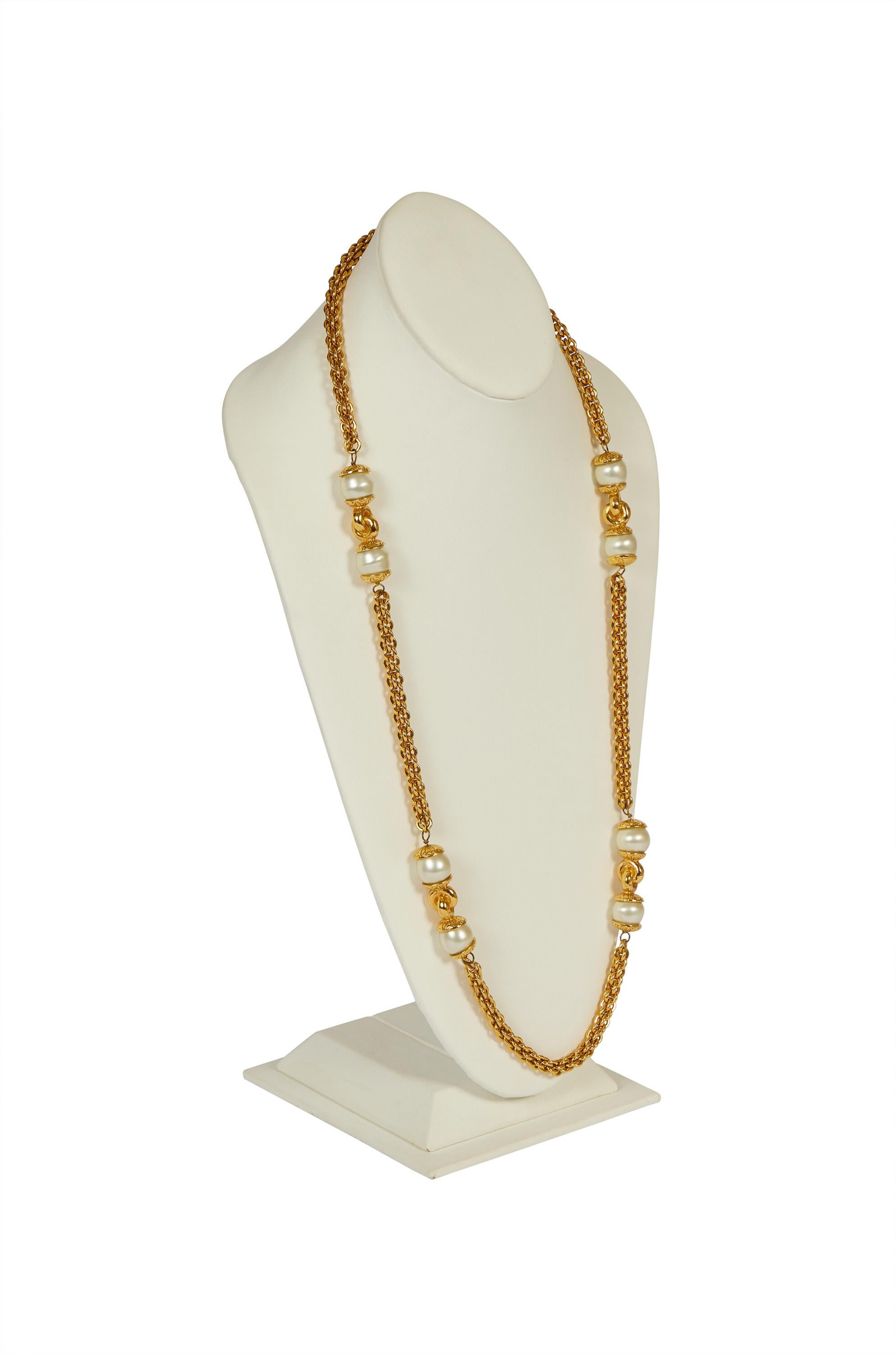 Chanel 70s long sautoir necklace with faux gripoix mabe pearls. Excellent condition. Comes with original pouch or box.