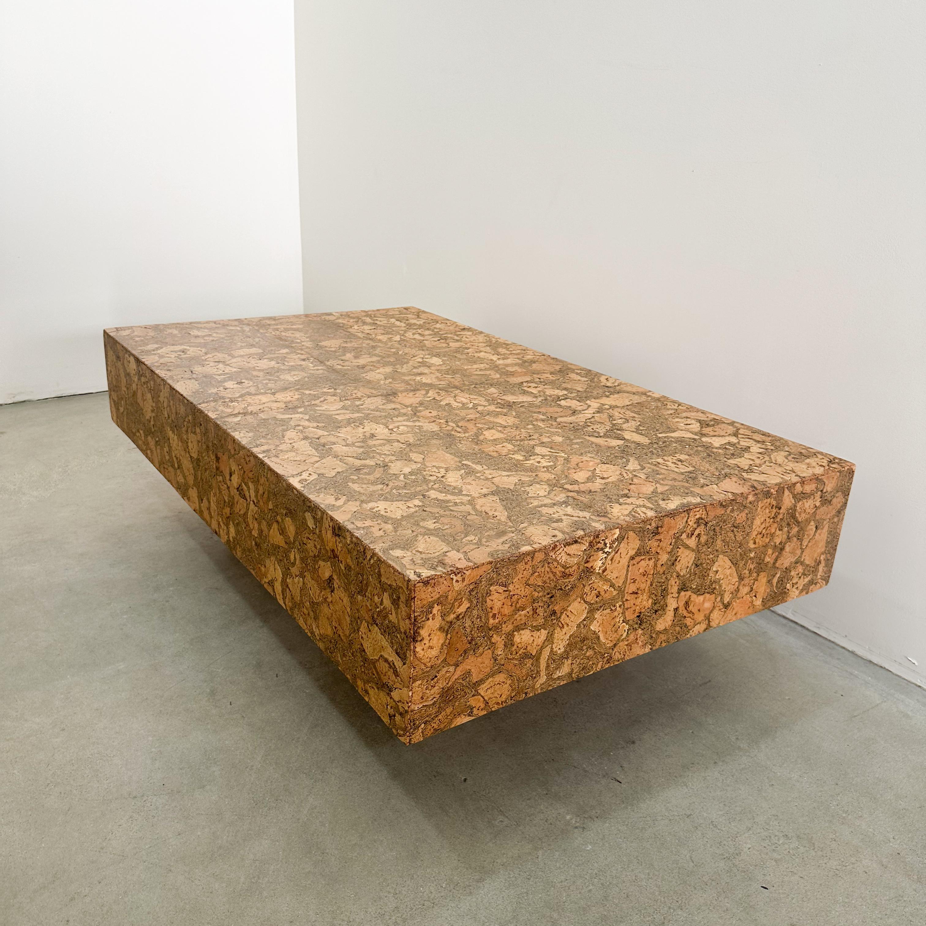 Table basse rectangulaire vintage à piédestal en liège MCM rétro postmoderne des années 70 3