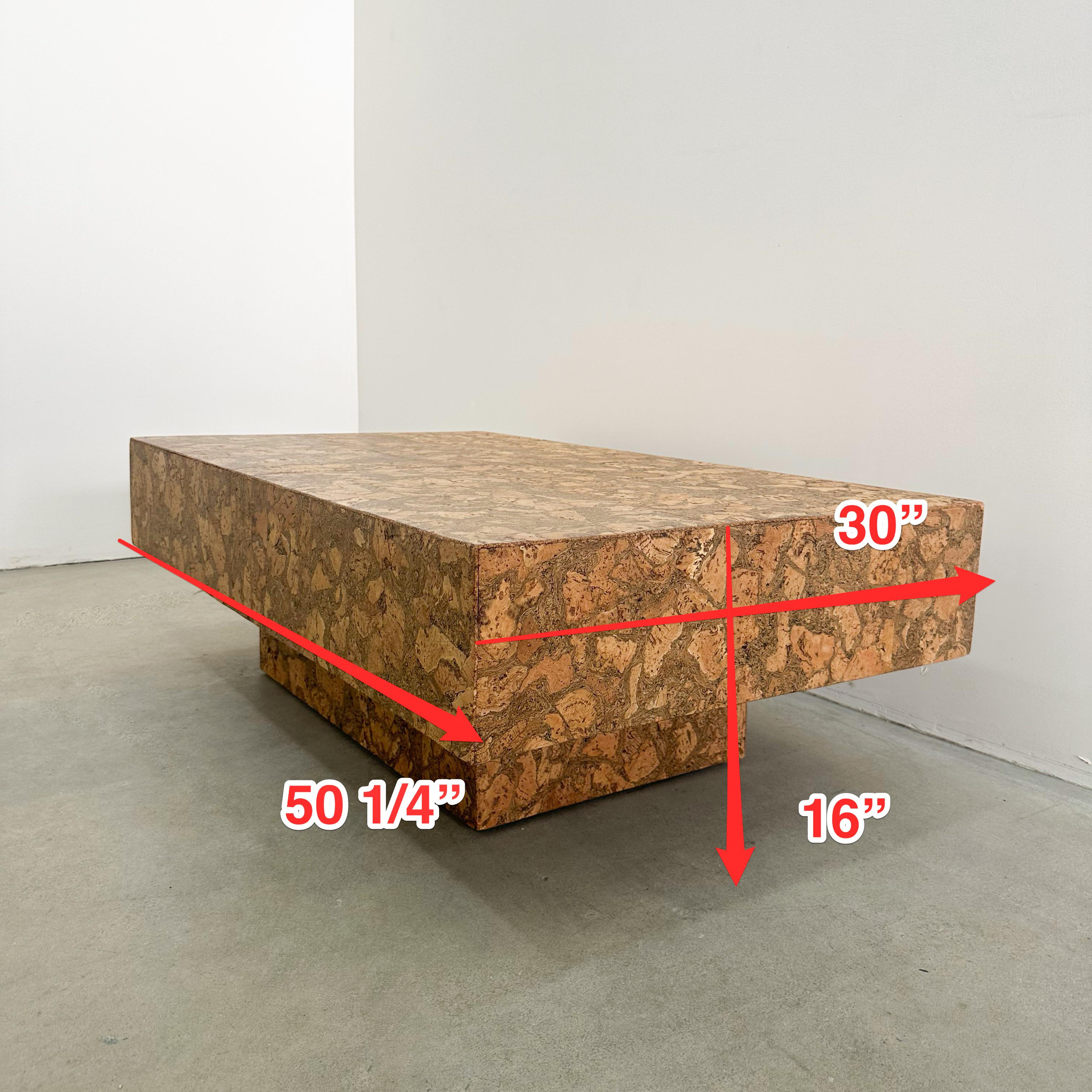 Table basse rectangulaire vintage à piédestal en liège MCM rétro postmoderne des années 70 4