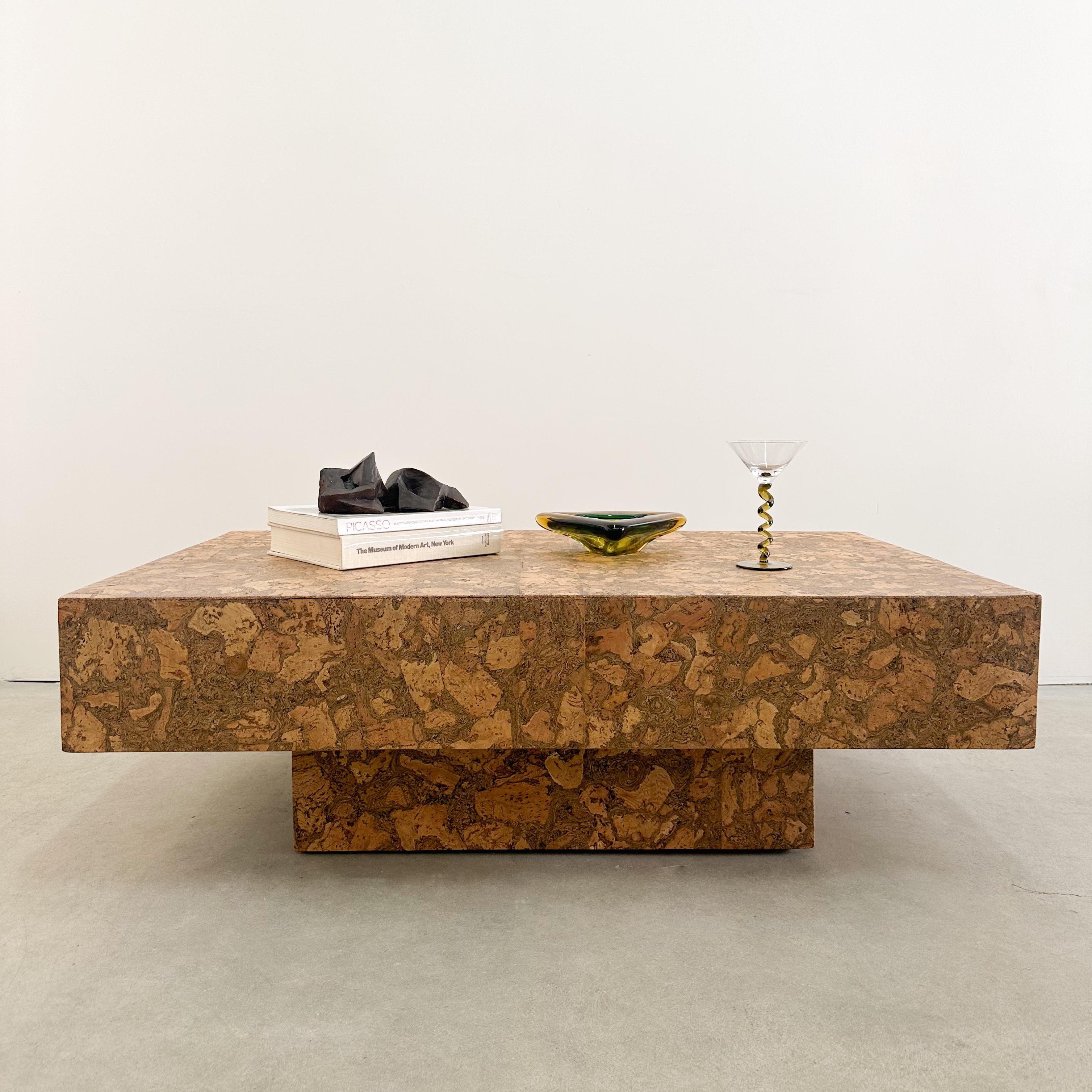 Table basse rectangulaire en liège Vintage 70s.

La table est fabriquée en bois et plaquée en liège.

Couleur : liège naturel (nuances de brun et de tan)

Mesures :
Longueur : 50 1/4