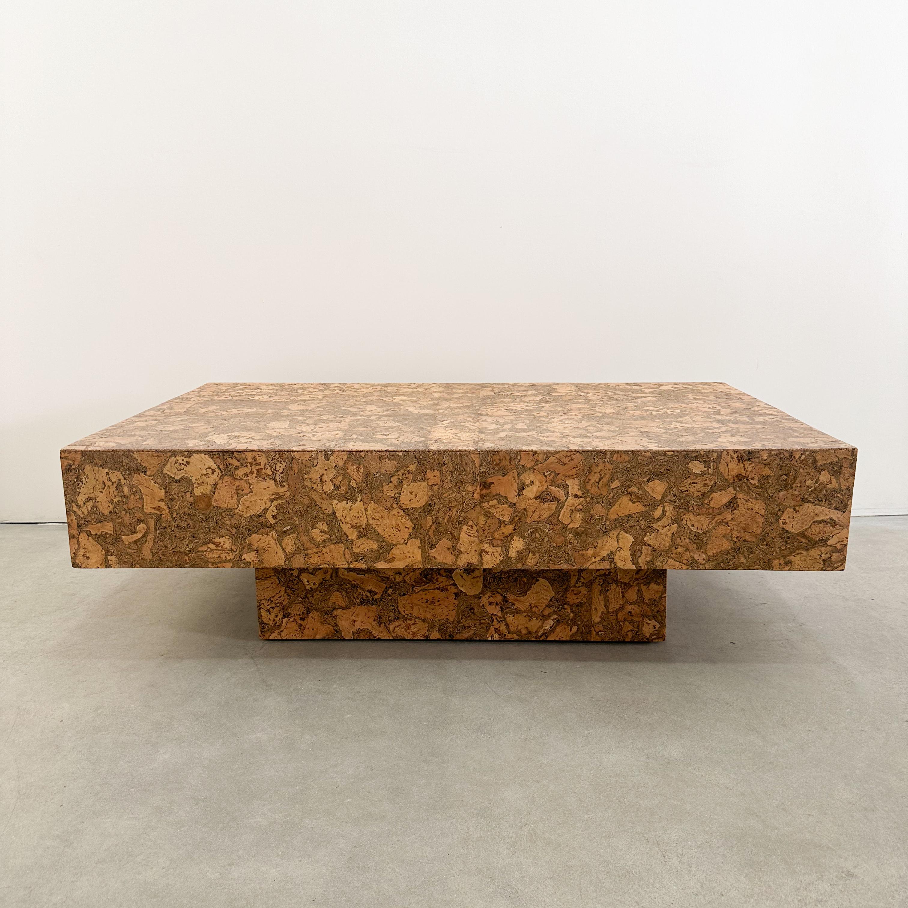 Placage Table basse rectangulaire vintage à piédestal en liège MCM rétro postmoderne des années 70