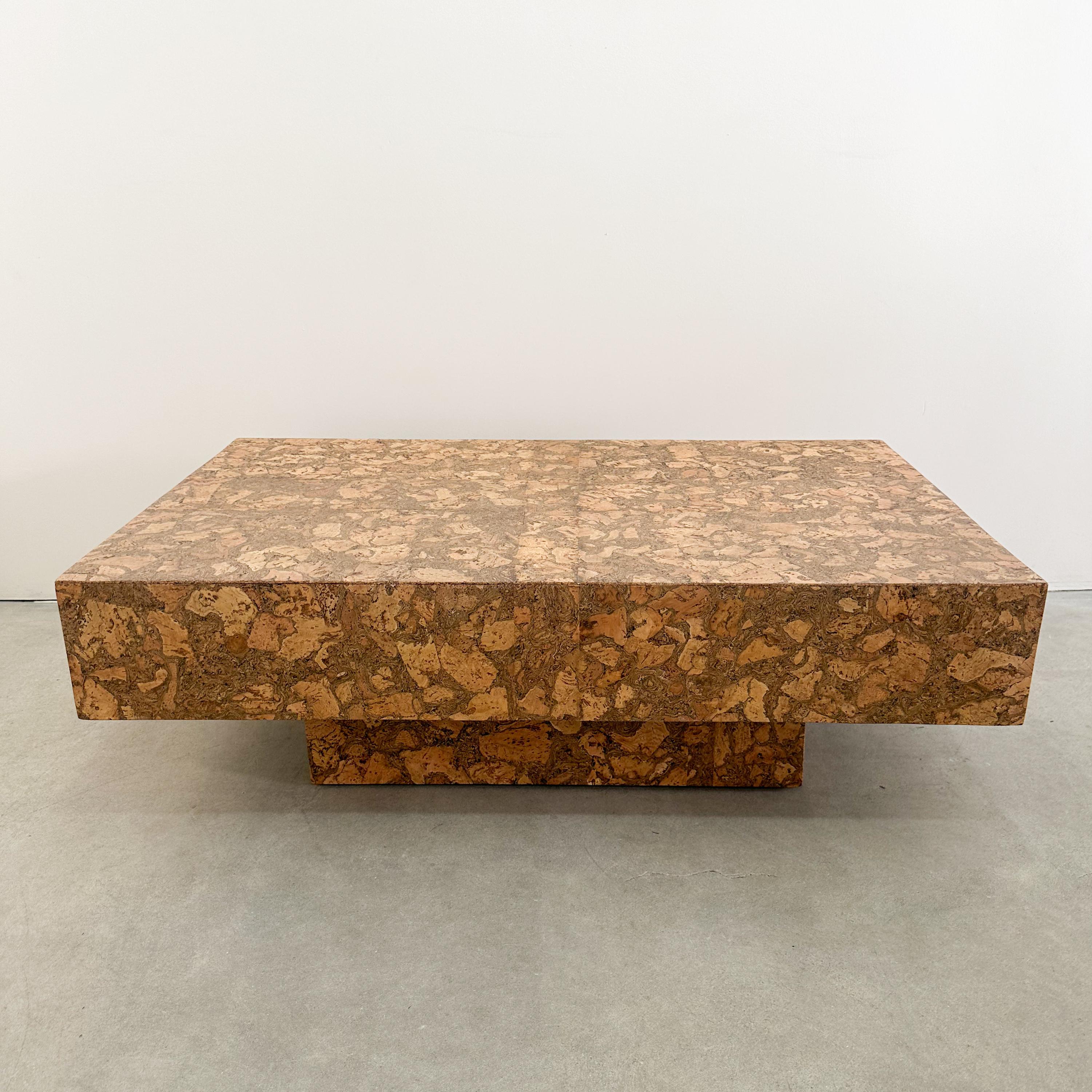 Table basse rectangulaire vintage à piédestal en liège MCM rétro postmoderne des années 70 Bon état à Palm Desert, CA