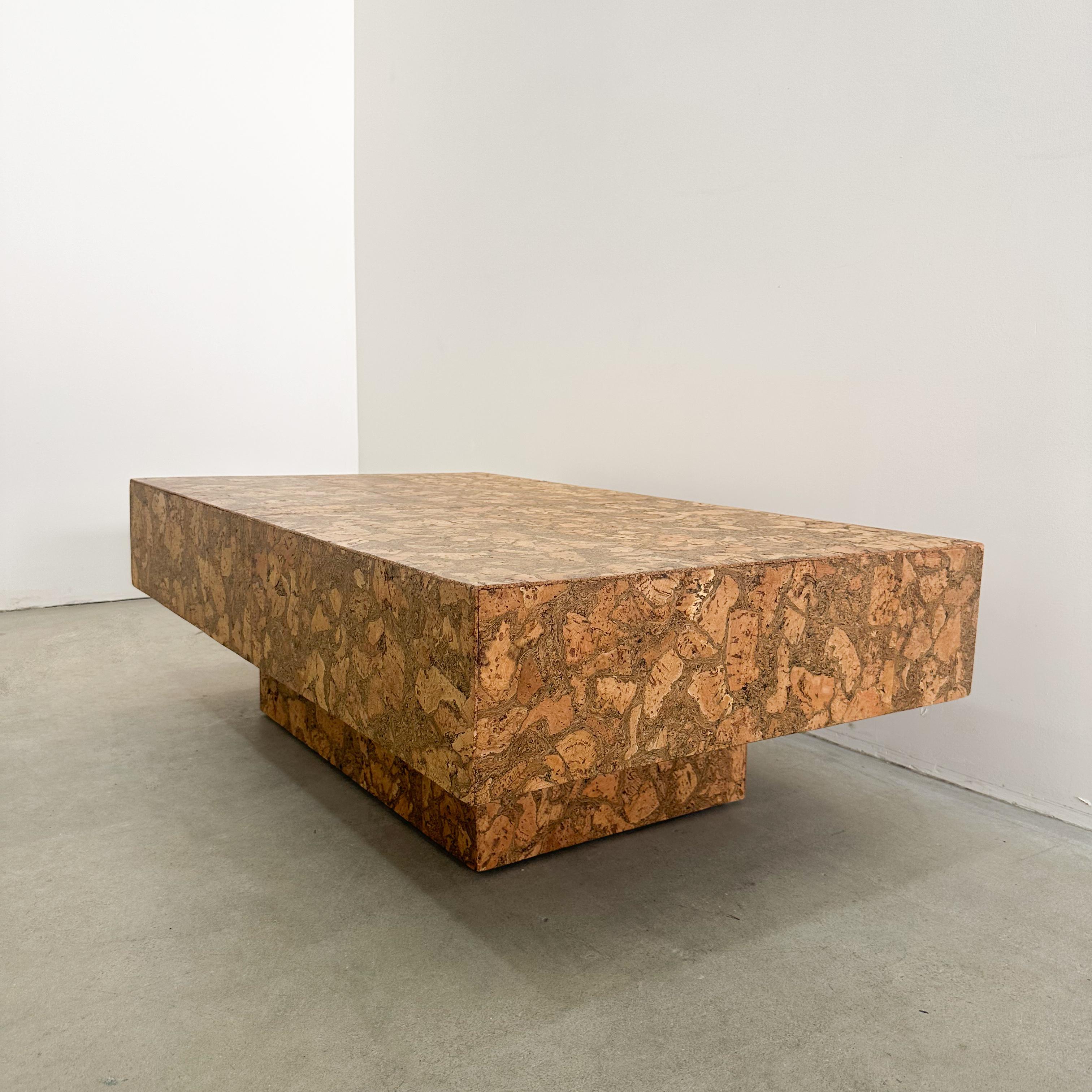Table basse rectangulaire vintage à piédestal en liège MCM rétro postmoderne des années 70 2