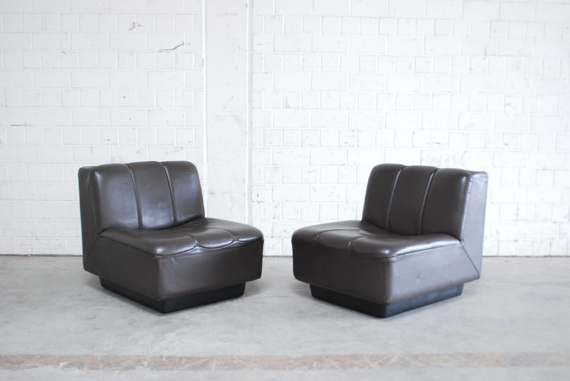 Vintage design leather modul chair from Germany, 1970.
Brown semianiline leather.
The frame is made of thick plastic.
They can arrange together for a 2-seat sofa or alone.
Set of 2 chairs.

4 chairs are available.

 
