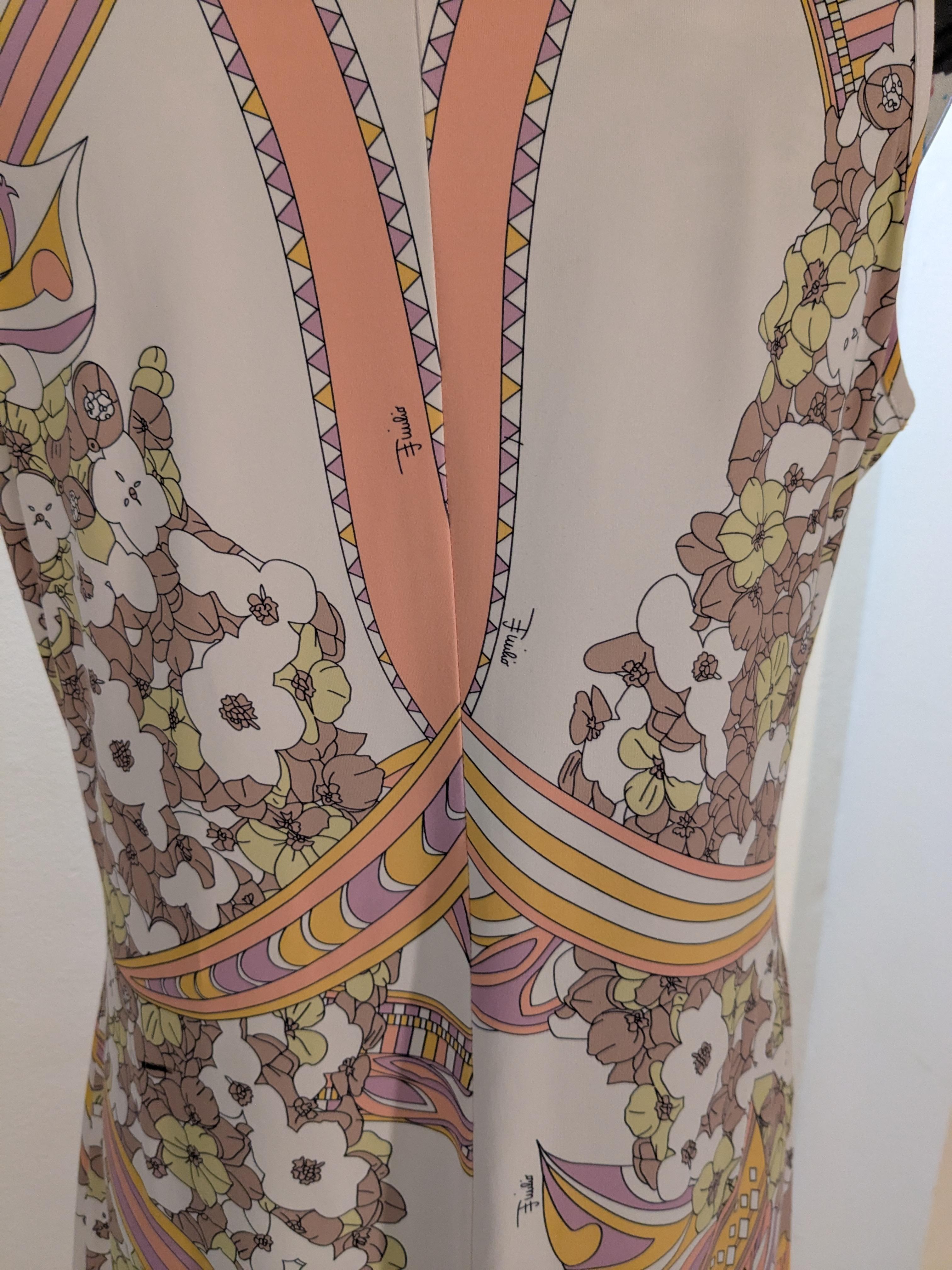 Vintage  EMILIO PUCCI Soie fleurie rose pastel  Robe longue
Robe longue en jersey de soie d'Emilio Pucci, avec corsage profilé à bandes, dans l'imprimé classique de fleurs de Pucci,  Motifs d'origami en rose, couleurs pastel  
Flatteur et sexy