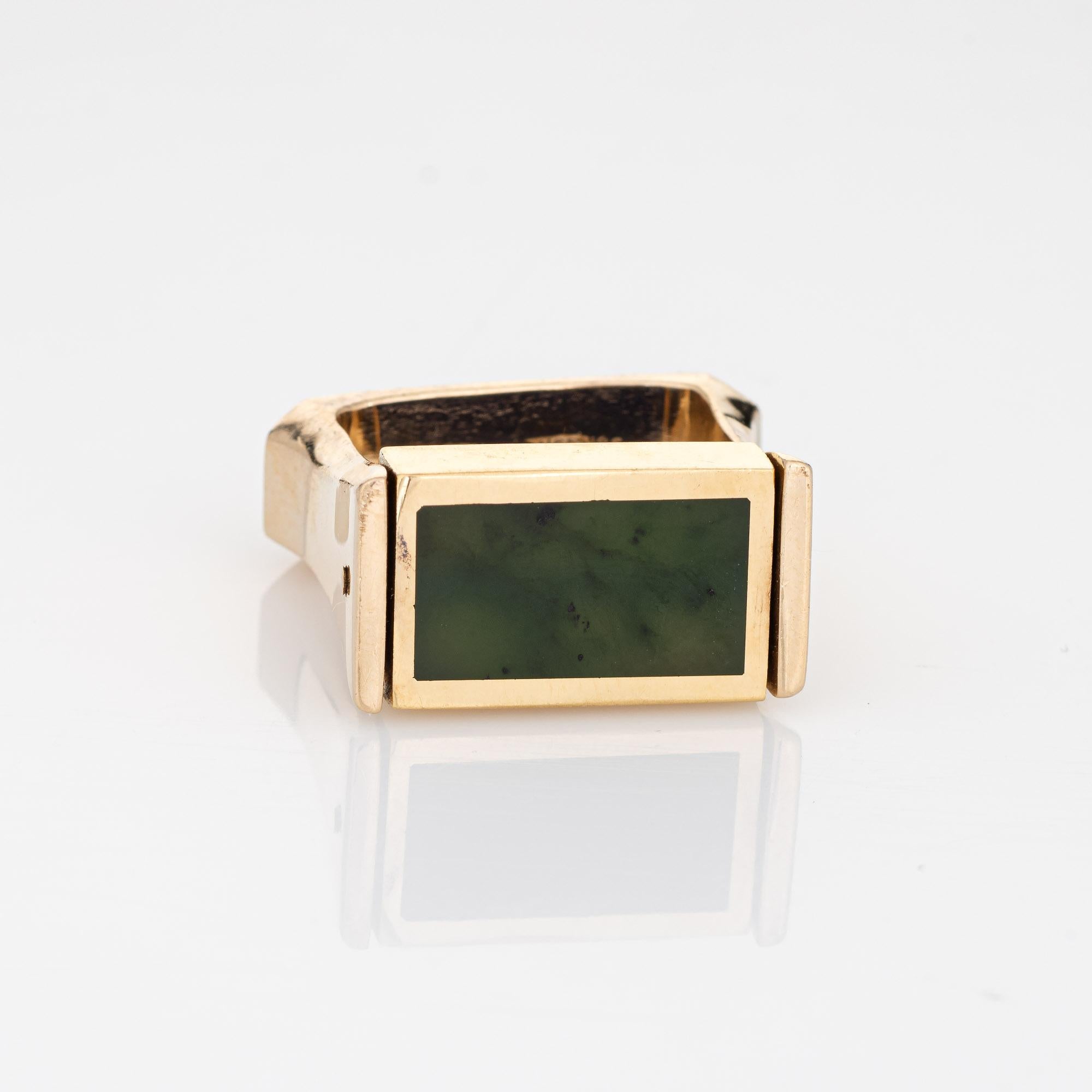 Unverwechselbarer und einzigartiger Vintage-Ring mit eingelegtem Lapislazuli und Jade (ca. 1970er Jahre) aus 14 Karat Gelbgold. 

Nephrit Jade und Lapislazuli misst 15mm x 8mm. Die Edelsteine sind in sehr gutem Zustand und frei von Rissen oder