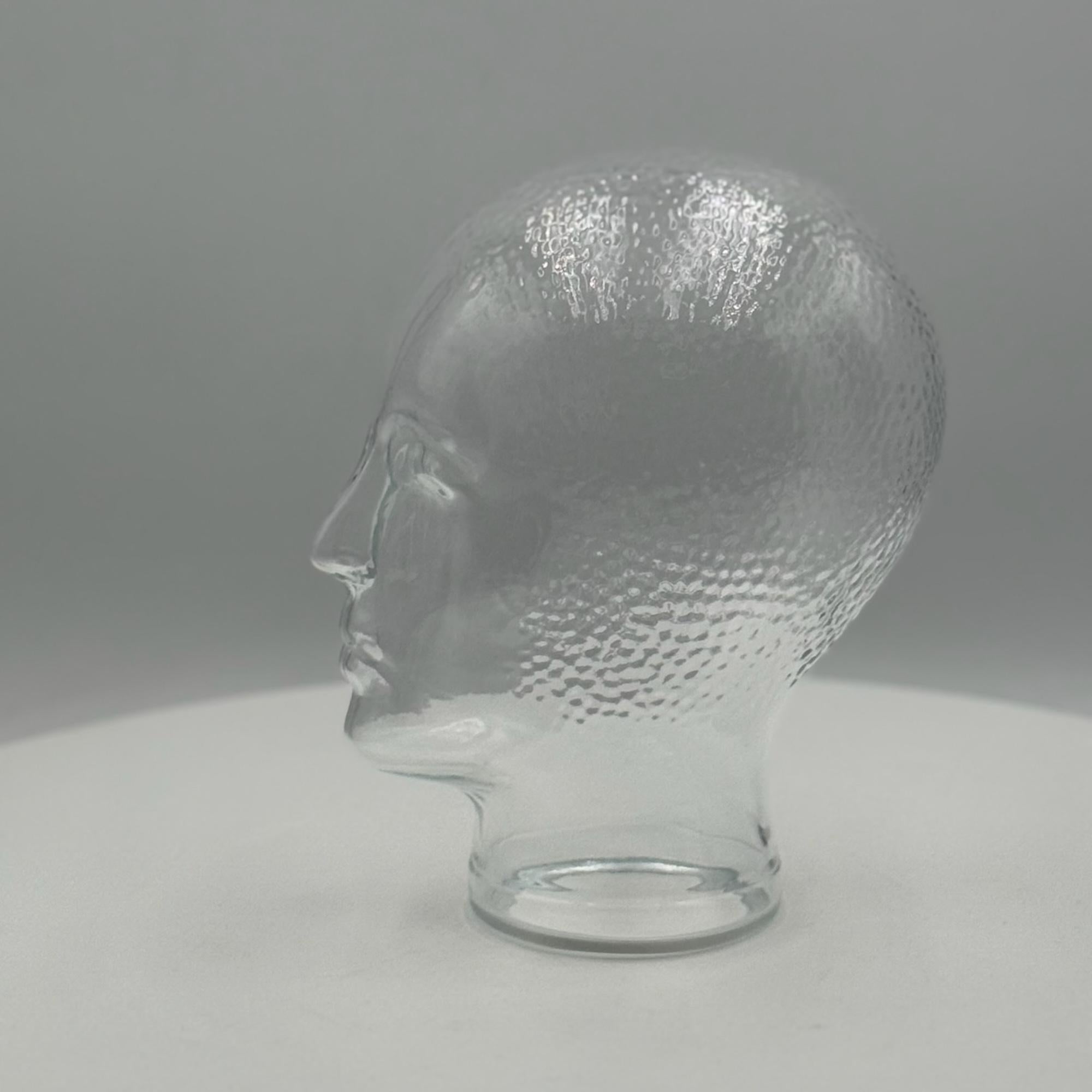 Cabeza de cristal vintage de los años 70, una pieza de exposición de fabricación alemana para sombreros, auriculares o decoración. 

Un complemento único para cualquier hogar o entorno profesional, fabricadas originalmente en Alemania, estas cabezas