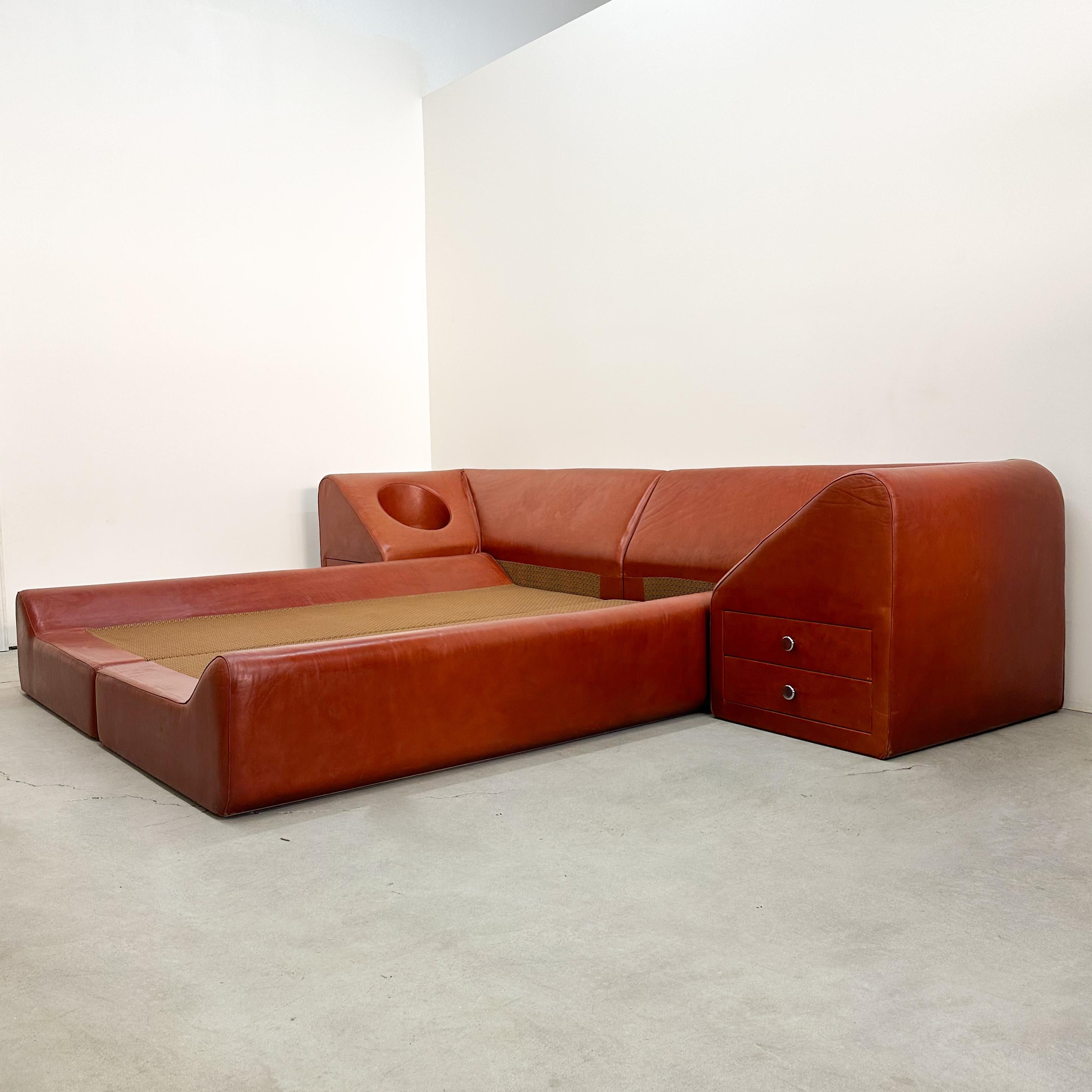 Late 20th Century Vintage 70s Guido Faleschini Leather Bed for i4 Mariani Pace Collection For Sale