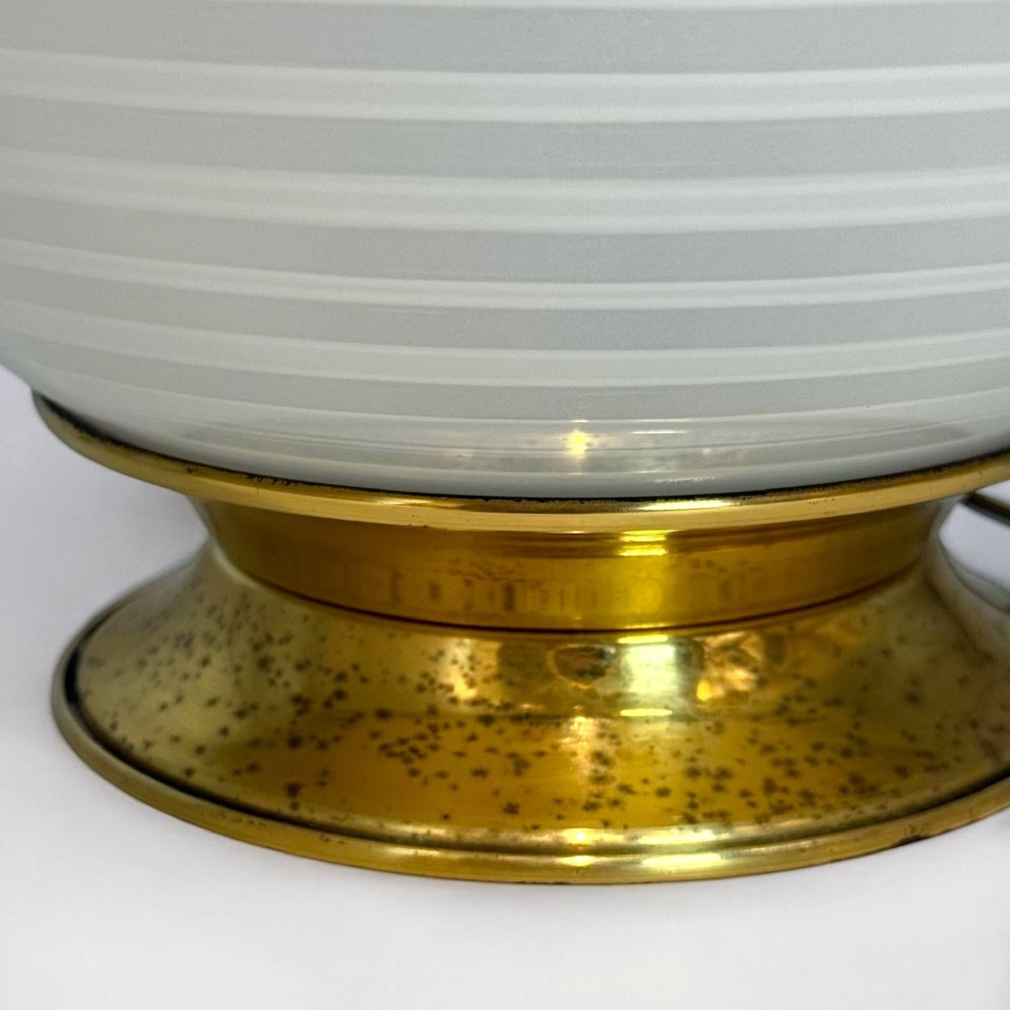 Vintage 70s Italienische Tischlampe mit gewirbeltem Glas Globus und Messing Basis im Angebot 5