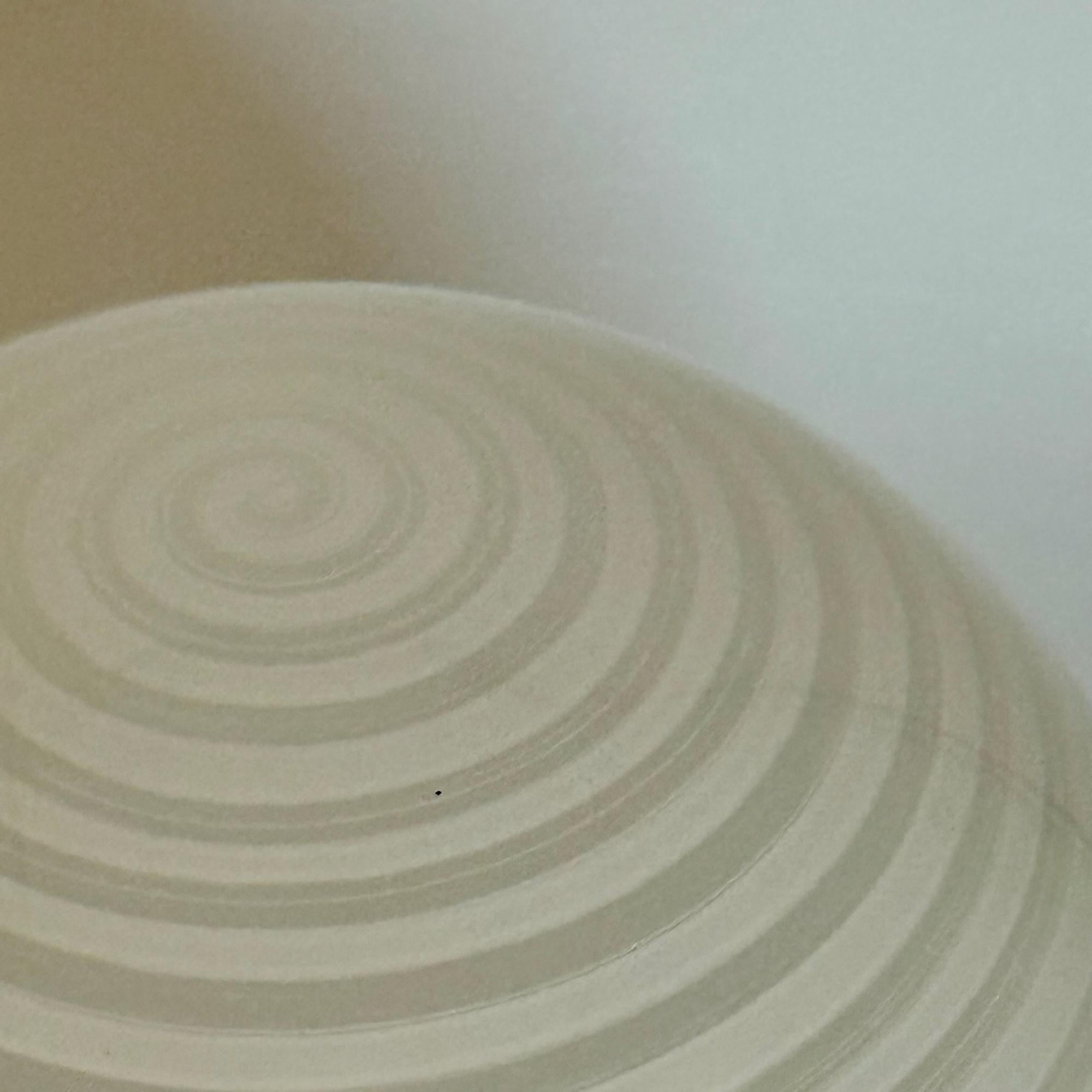 Exquisite Tischlampe aus gewirbeltem Glas aus den 1970er Jahren, ein charmantes Stück italienischen Designs und italienischer Fertigung. Der mundgeblasene weiße Glasschirm weist ein faszinierendes spiralförmiges Reliefmuster auf, das ein warmes und