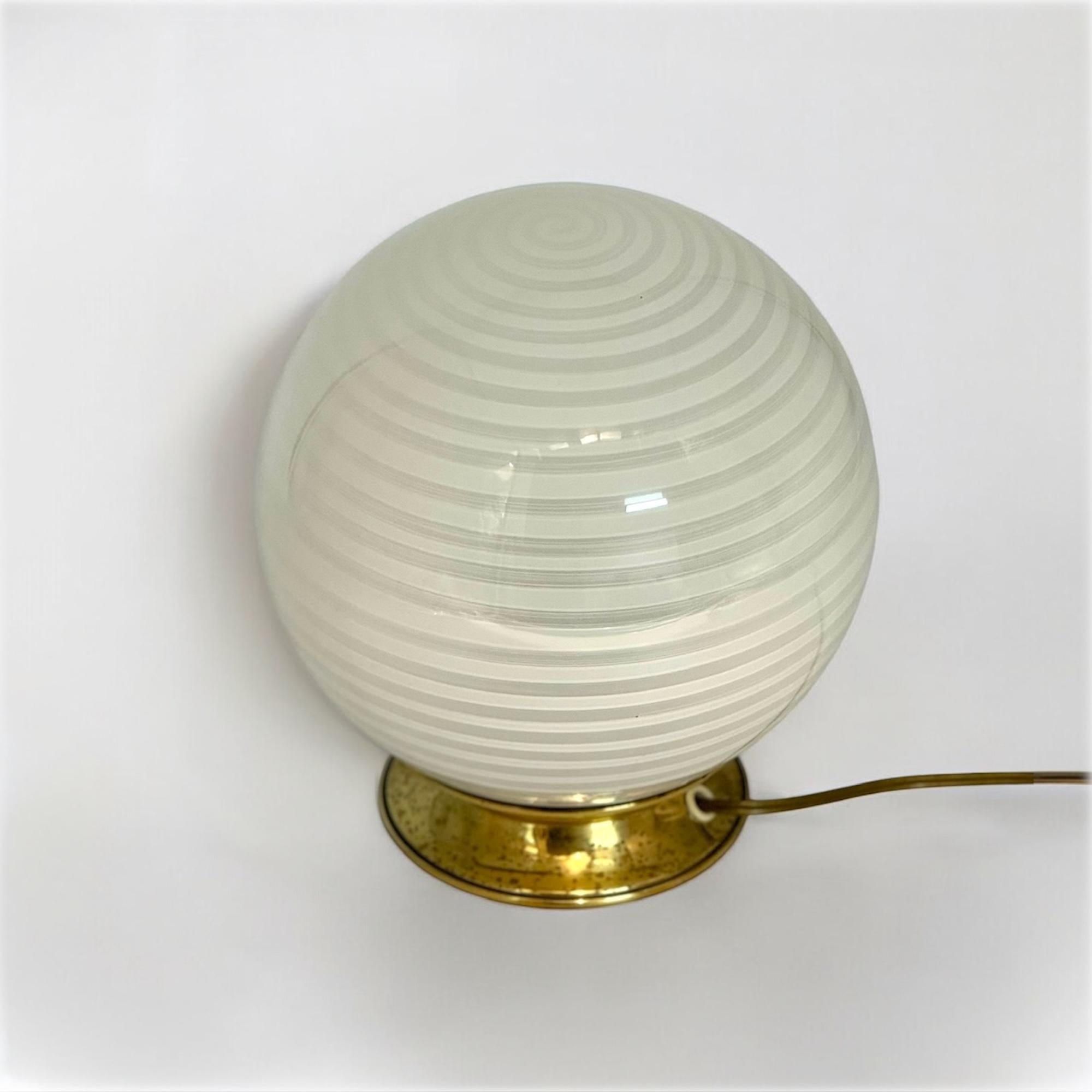 Vintage 70s Italienische Tischlampe mit gewirbeltem Glas Globus und Messing Basis im Angebot 1