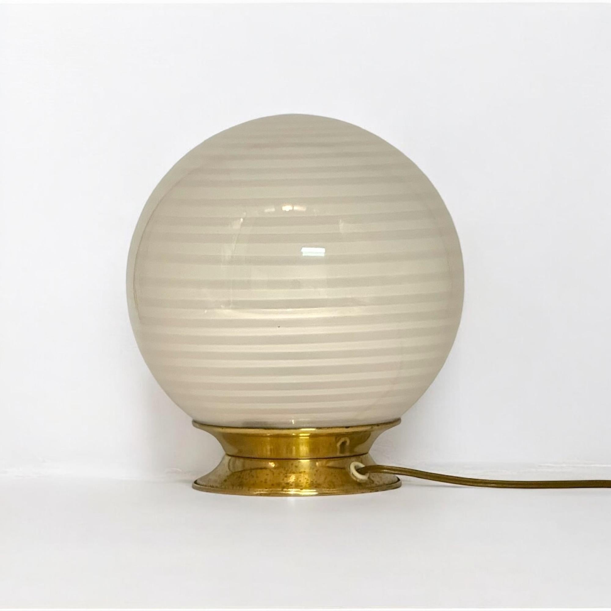 Vintage 70s Italienische Tischlampe mit gewirbeltem Glas Globus und Messing Basis im Angebot 2