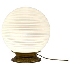 Lampe de bureau italienne vintage des années 70 avec globe en verre tourbillonné et base en laiton