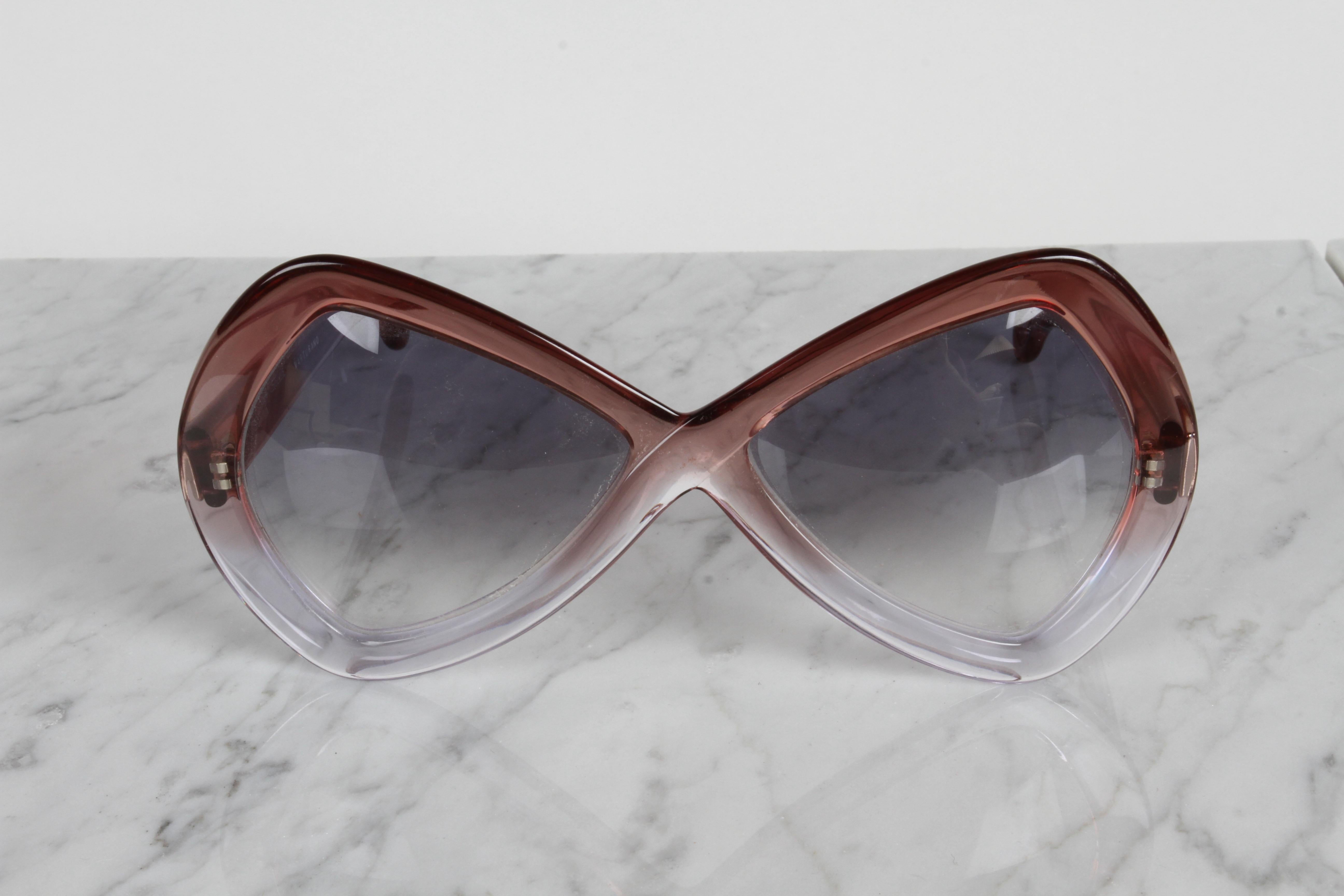 Fabelhafte ca. Ende der 1970er oder Anfang der 1980er Jahre Designer Damen XXL übergroße Sonnenbrille mit Farbe verblassen Frames von rosa bis klar und grau verblassen Linse. Markierungen auf den Rahmen: Martuano made in Italy, Solvis und Osirus. Es