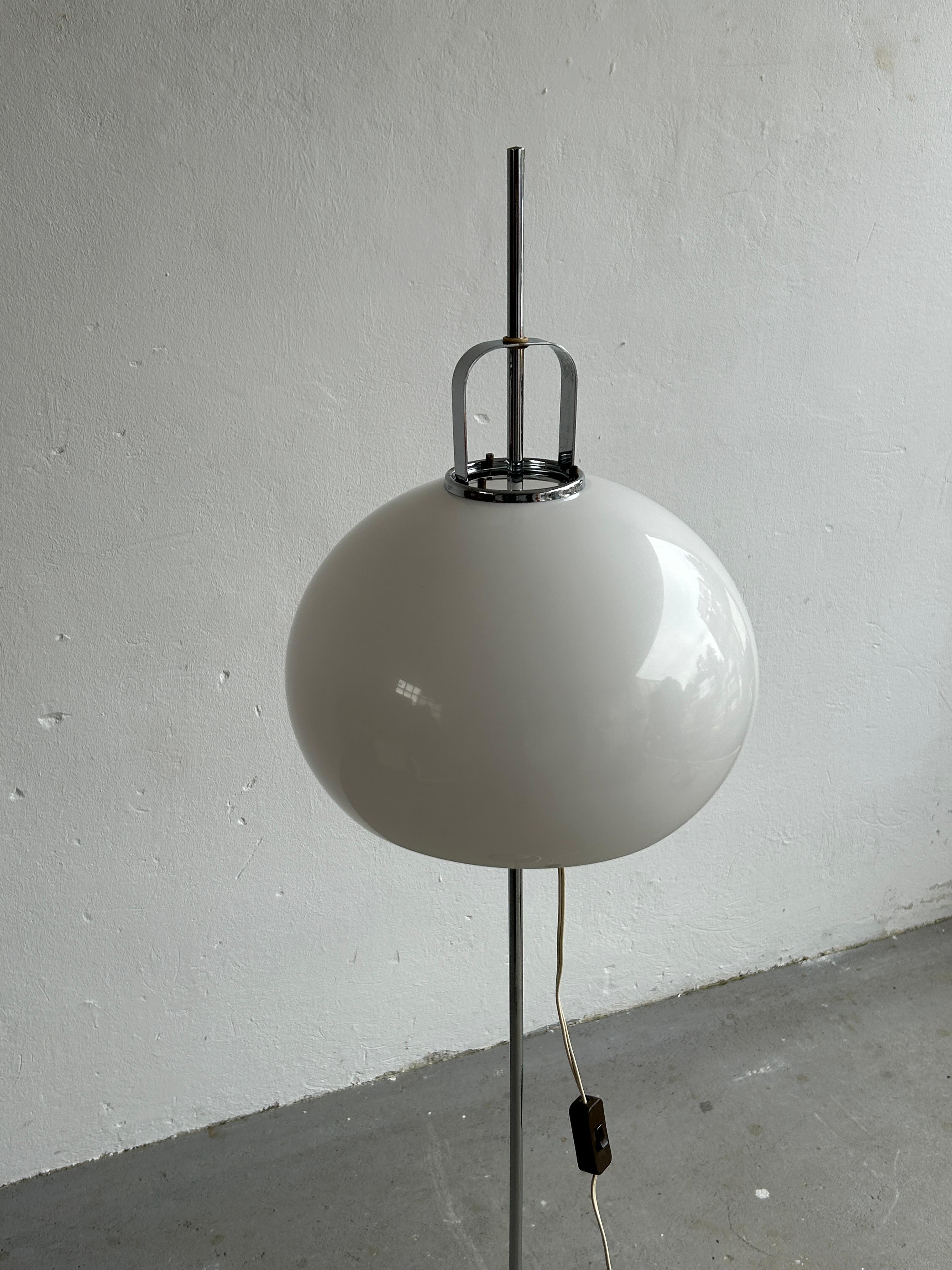 Vintage 1970er Meblo 'Lucerna' Stehlampe von Harvey Guzzini, Vintage (Metall)