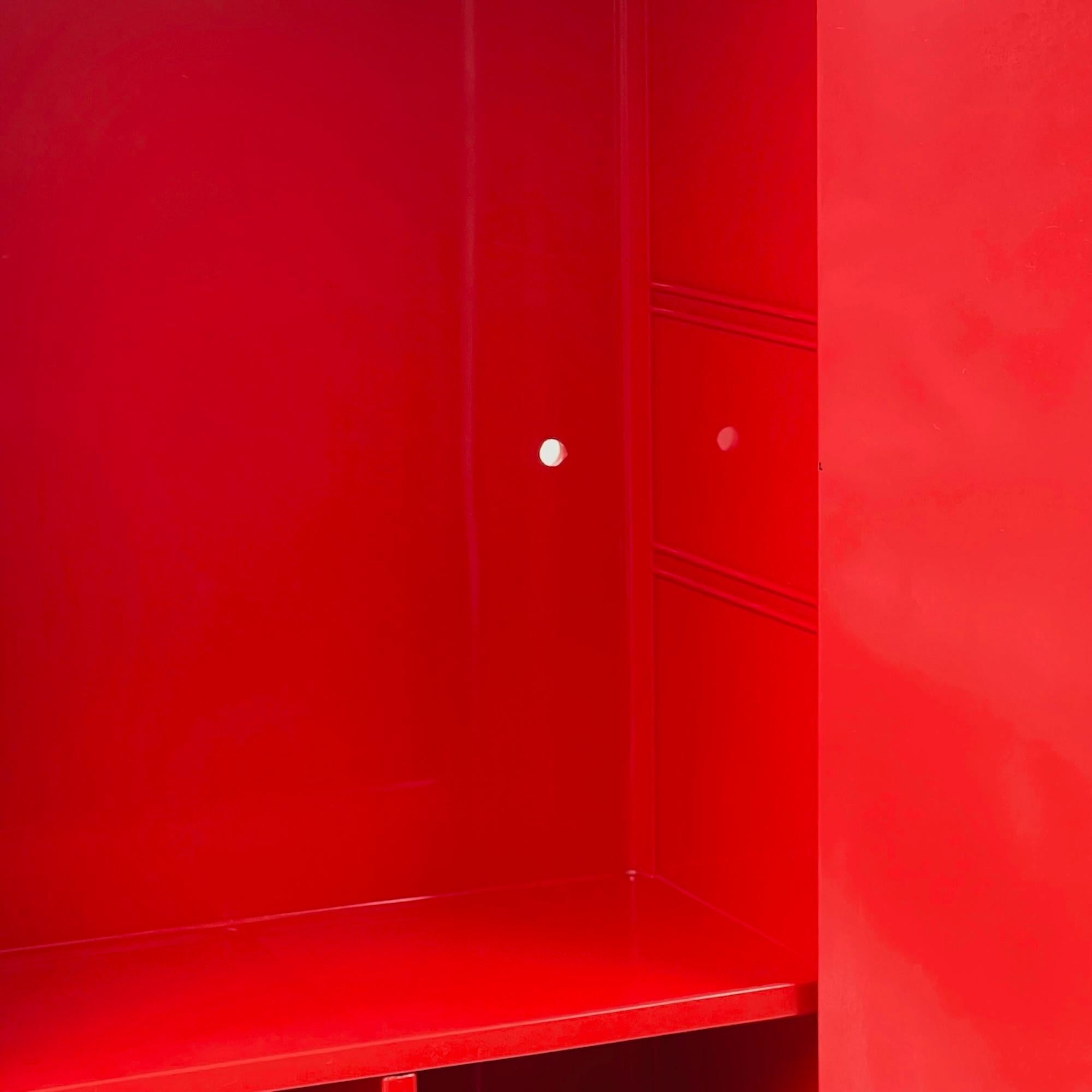 Mettez en valeur l'esprit novateur du design italien avec cette armoire à pharmacie des années 70, créée par Olaf Von Bohr pour Gedy. Produit des années 1960-70, cette armoire murale est un exemple classique de la fonctionnalité du milieu du siècle