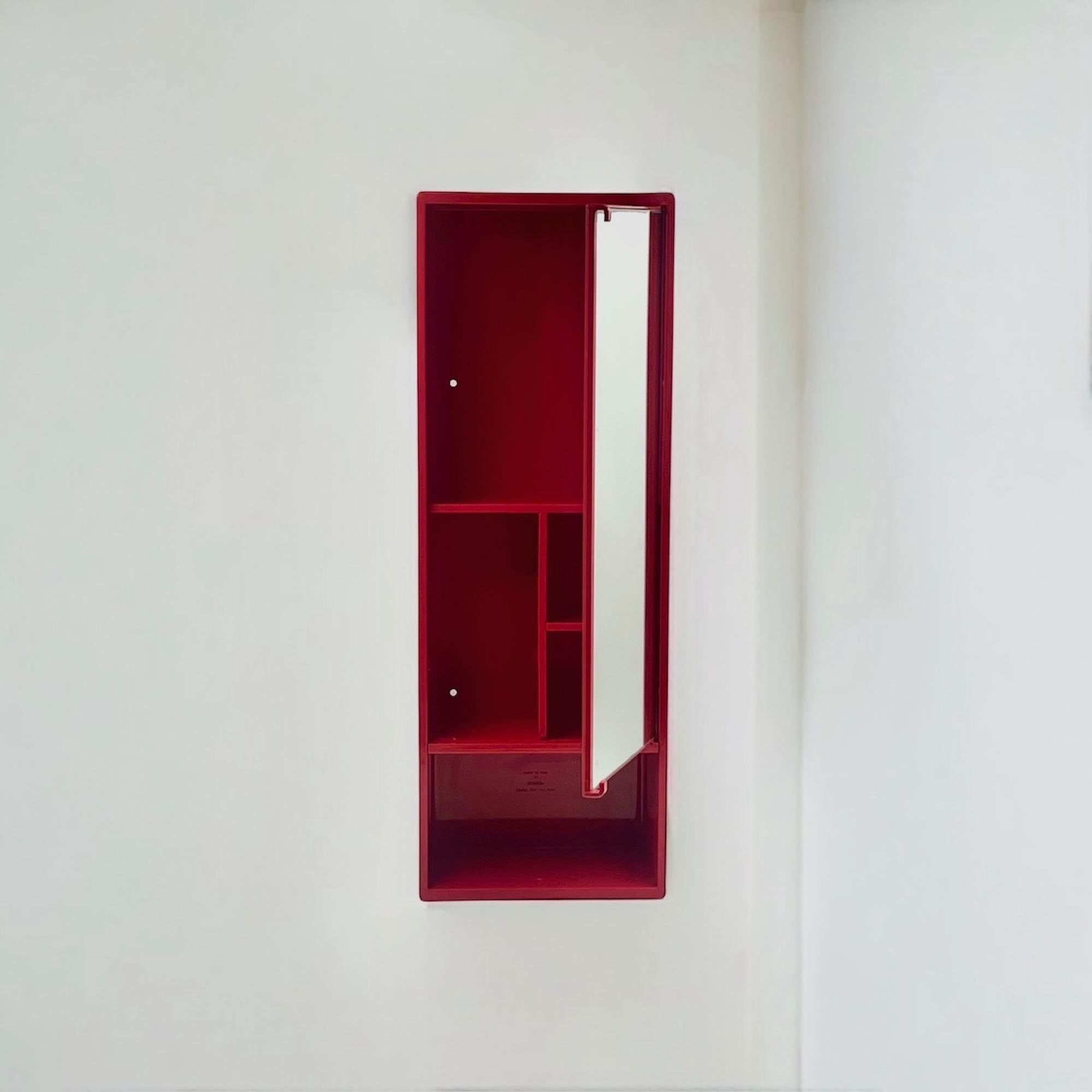 Armoire médicale avec miroir d'Olaf Von Bohr pour Gedy, Italie, années 70 Bon état à San Benedetto Del Tronto, IT