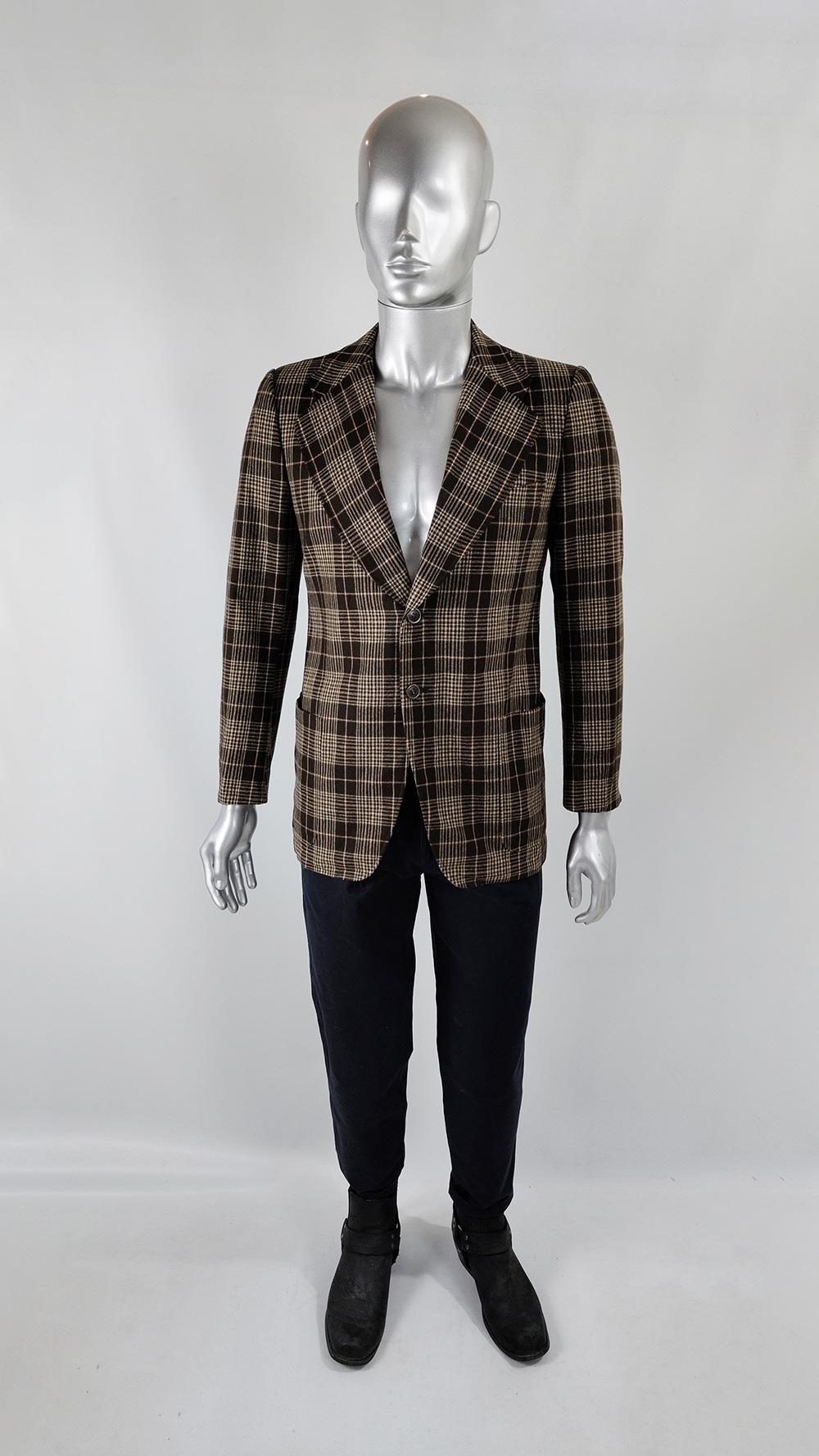 An incredible and high quality vintage mens blazer / sport coat from the 1970s. Made from a brown Italian wool cloth produced by luxury Italian manufacturer, Lanificio Botto Giuseppe & Figli - founded in 1876 and known for their quality and