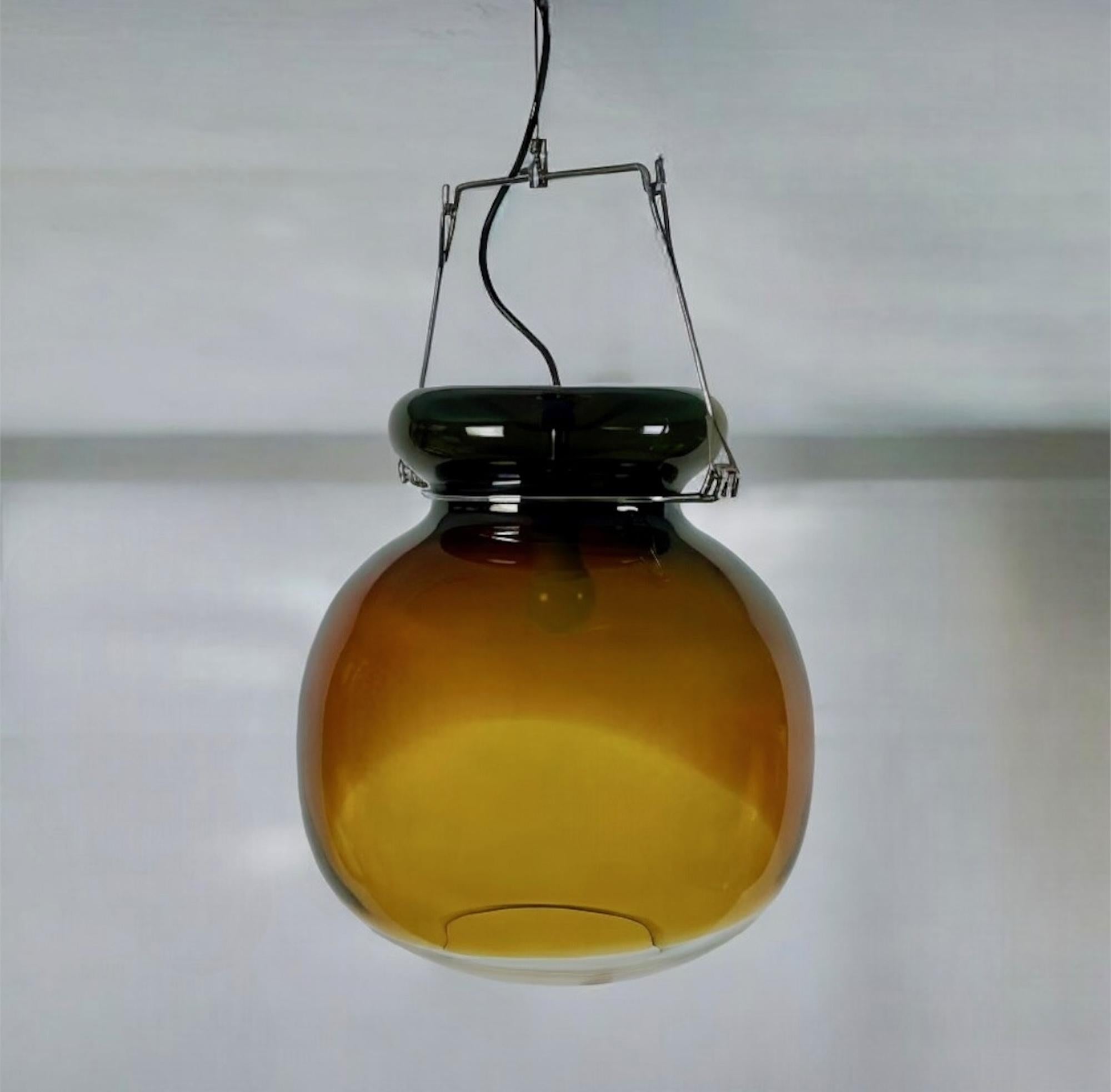 Immergiti nell'eleganza del design degli anni '70 con questa lampada mozzafiato di Murano, un enorme lampadario realizzato in vetro soffiato a mano e sostenuto da un'elegante struttura in metallo cromato. Creato da VeArt negli anni '70, questo