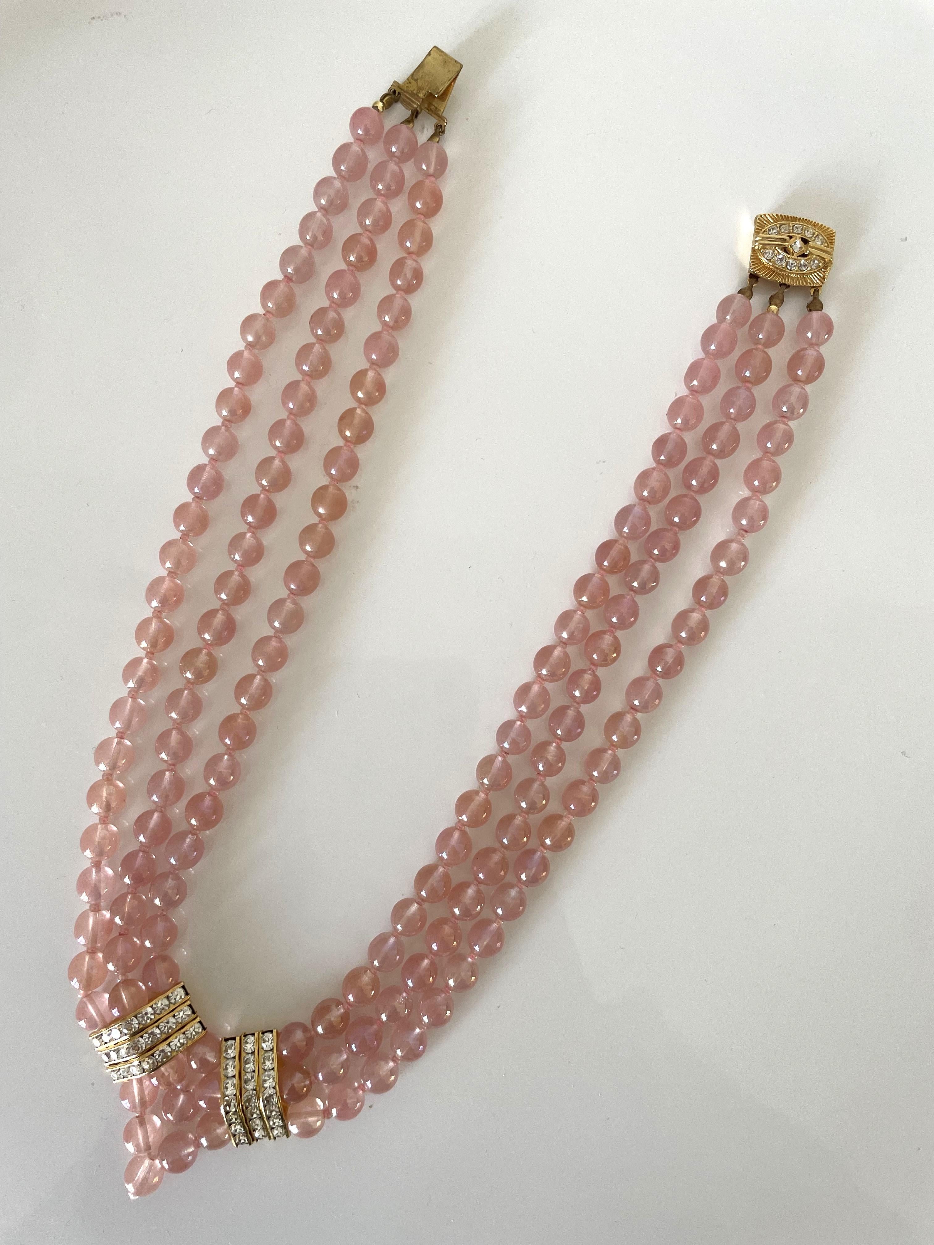 Vintage 70s Necklace Choker Pink glass Pearls Gold details and Rhinestones In Excellent Condition In 'S-HERTOGENBOSCH, NL
