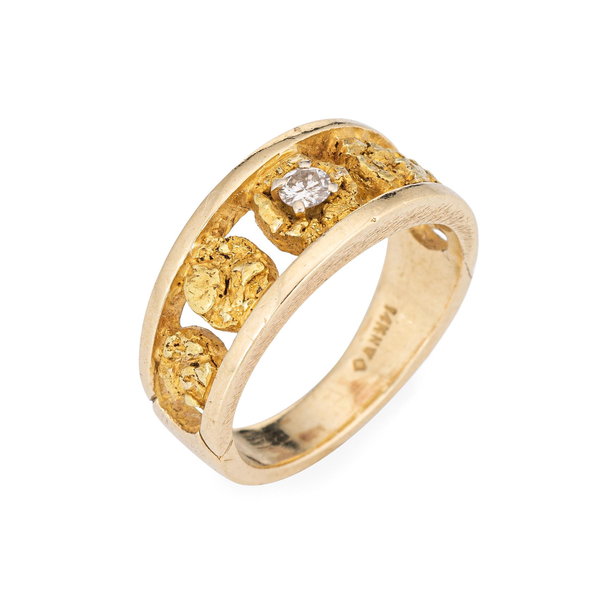 Élégante bague vintage en or jaune 14 carats (les pépites d'or sont en or 24 carats), ornée de pépites et de diamants (circa 1970). 

Un diamant rond de taille brillant estimé à 0,10 carat est serti dans la pépite centrale (couleur estimée J-K et