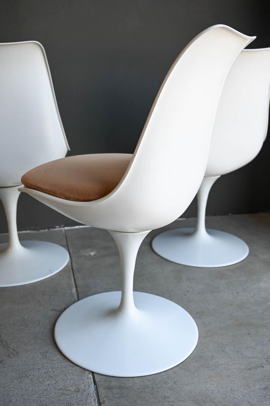 Vintage 70's Saarinen Style Tulip Chairs, Set of 4 with Velvet Seat Cushions For Sale 2