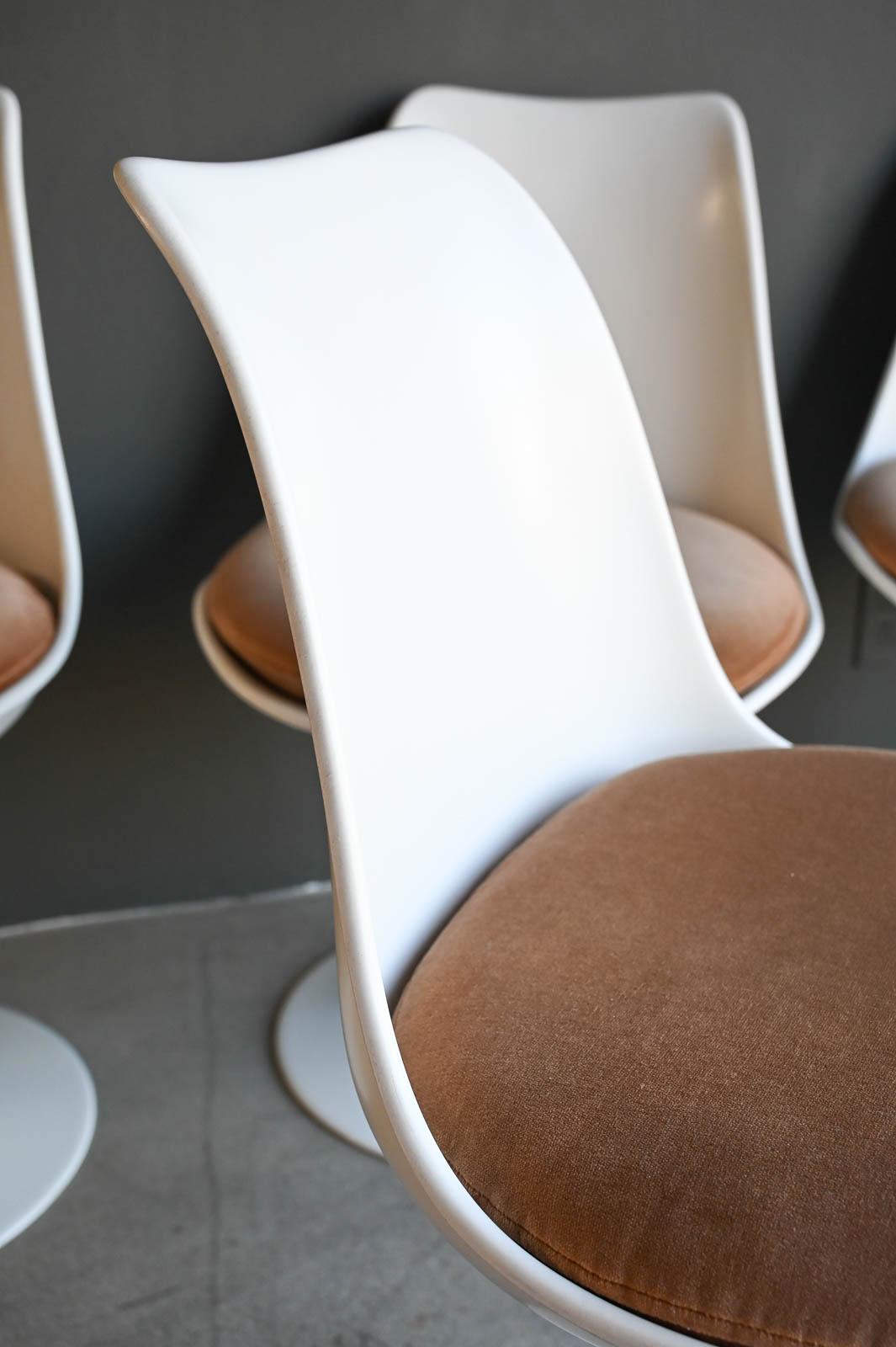 Mid-Century Modern Vintage 70's Saarinen Style Tulip Chairs, Set of 4 with Velvet Seat Cushions For Sale