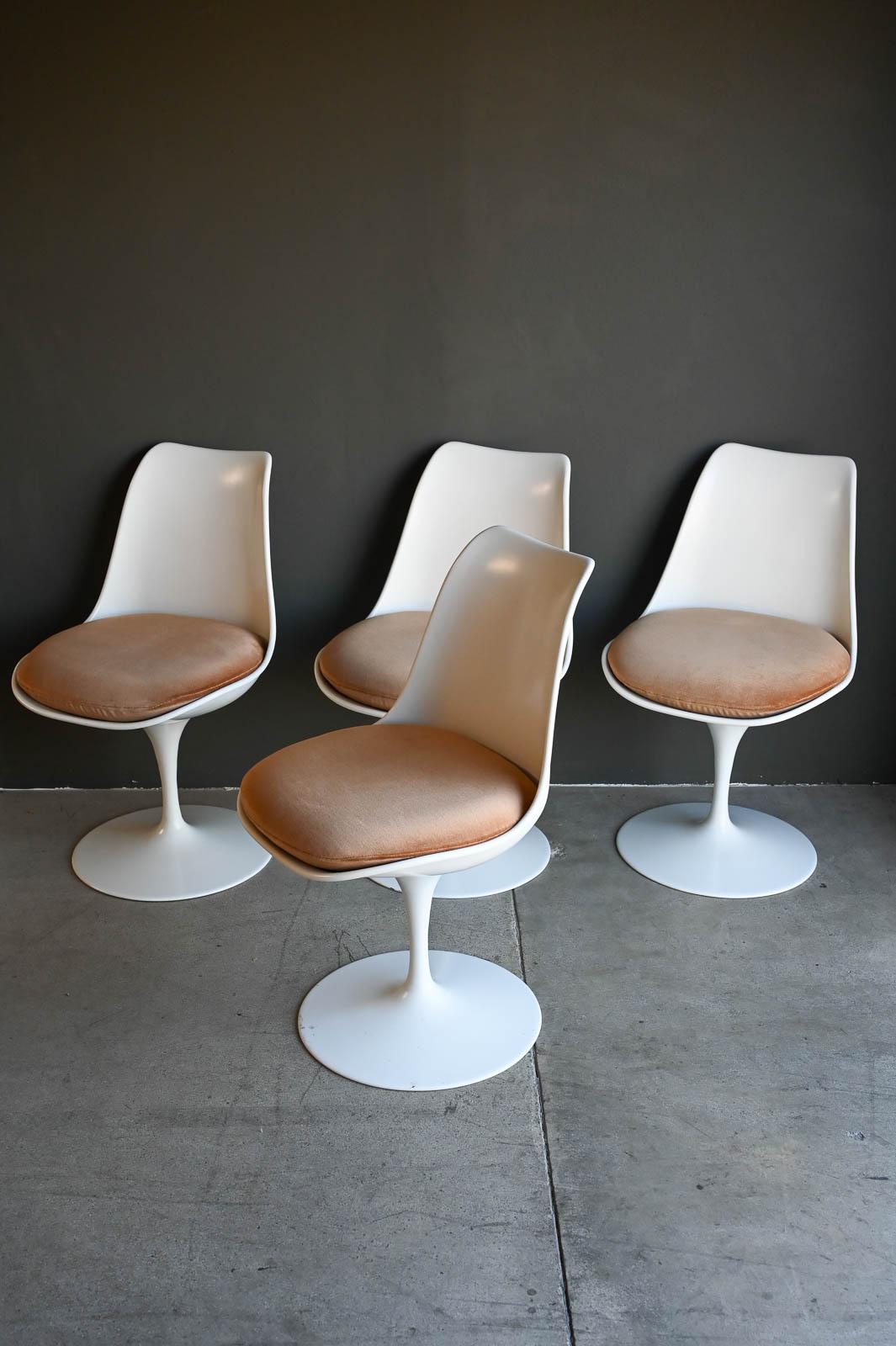 Canadian Vintage 70's Saarinen Style Tulip Chairs, Set of 4 with Velvet Seat Cushions For Sale