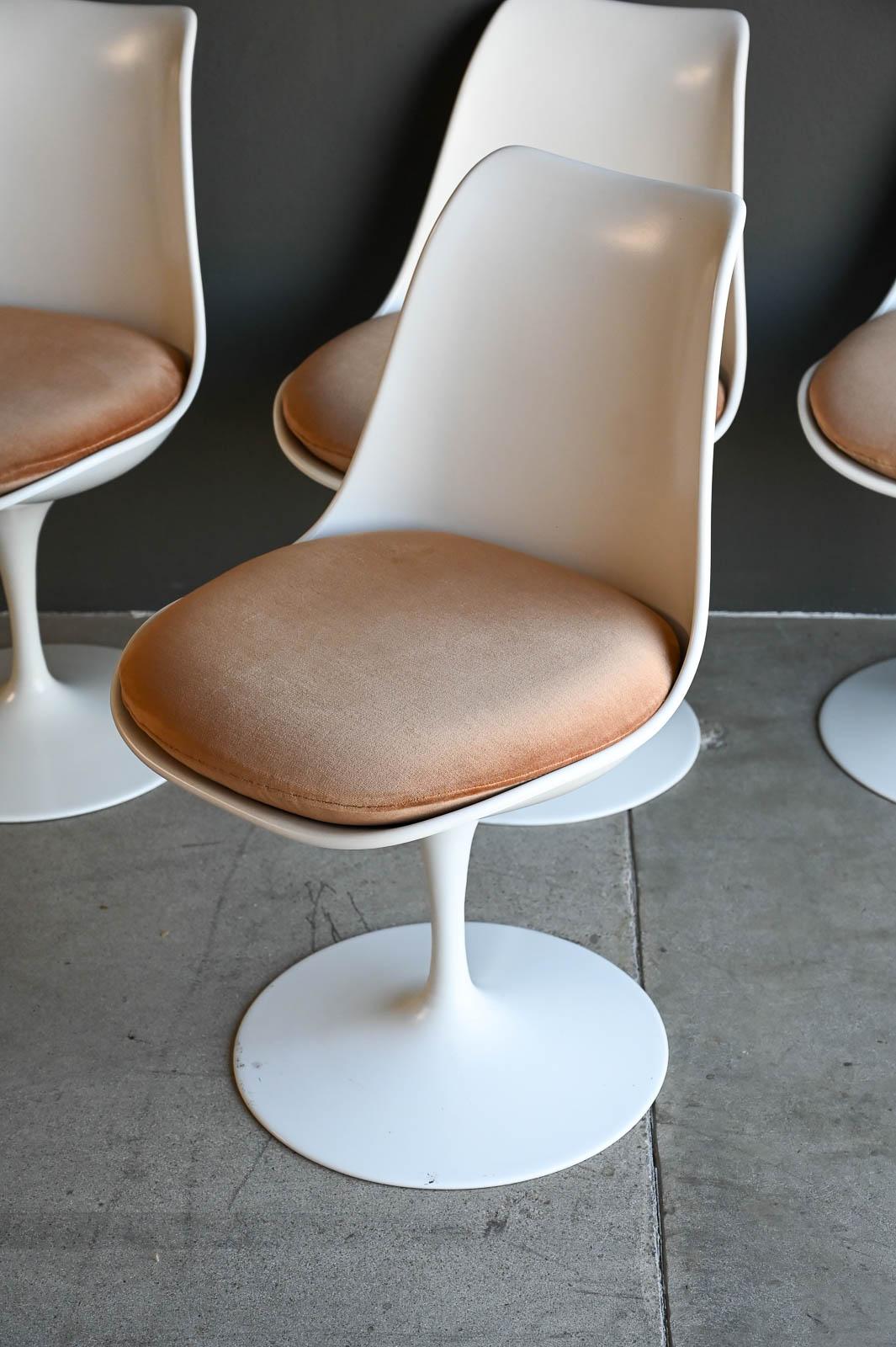 Cast Vintage 70's Saarinen Style Tulip Chairs, Set of 4 with Velvet Seat Cushions For Sale