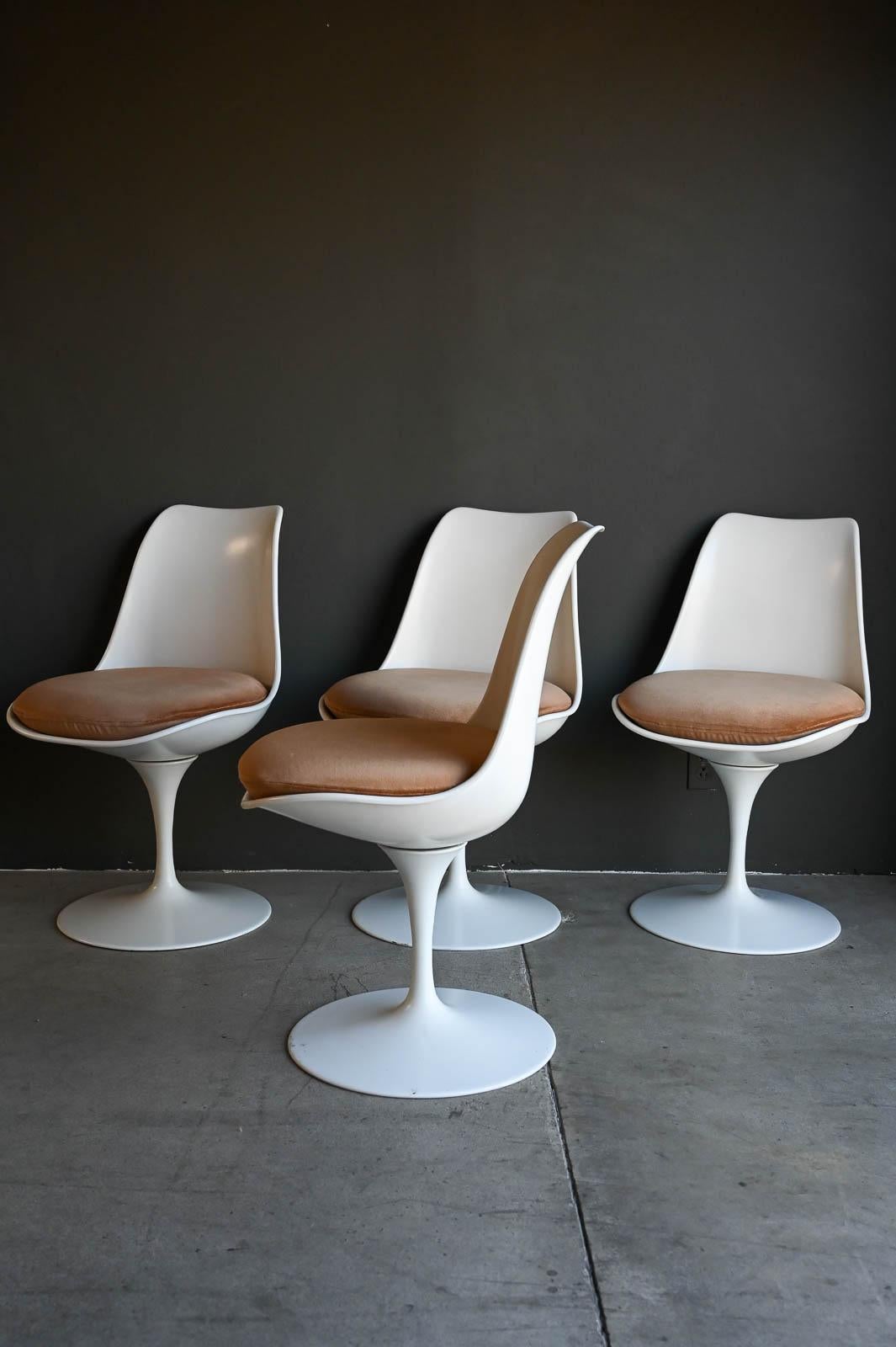 Late 20th Century Vintage 70's Saarinen Style Tulip Chairs, Set of 4 with Velvet Seat Cushions For Sale