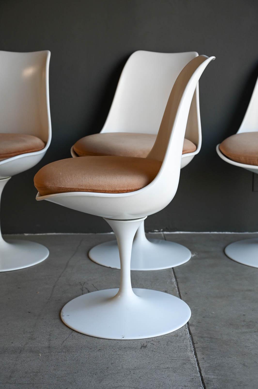 Aluminum Vintage 70's Saarinen Style Tulip Chairs, Set of 4 with Velvet Seat Cushions For Sale