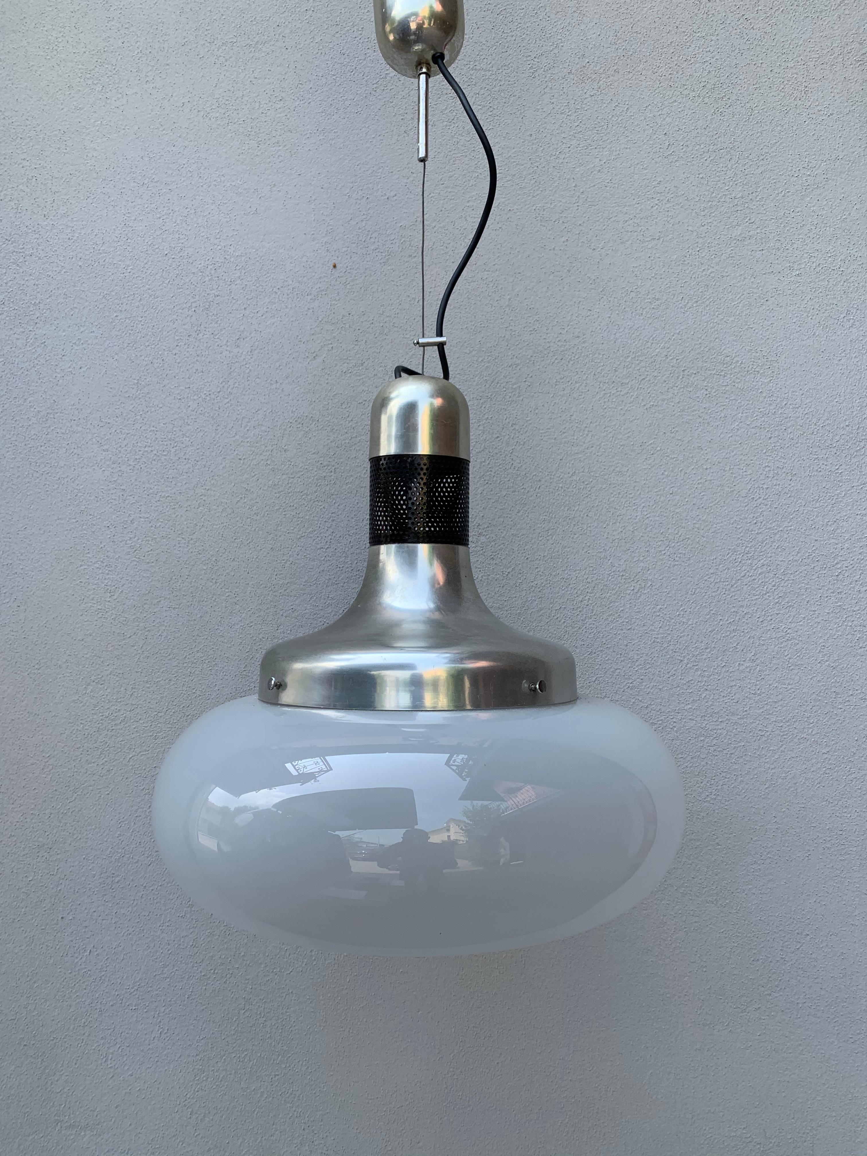 Araña vintage de los años 70 de la Space Age en acero y cristal opalino, Lámpara de mesa de comedor en venta 3