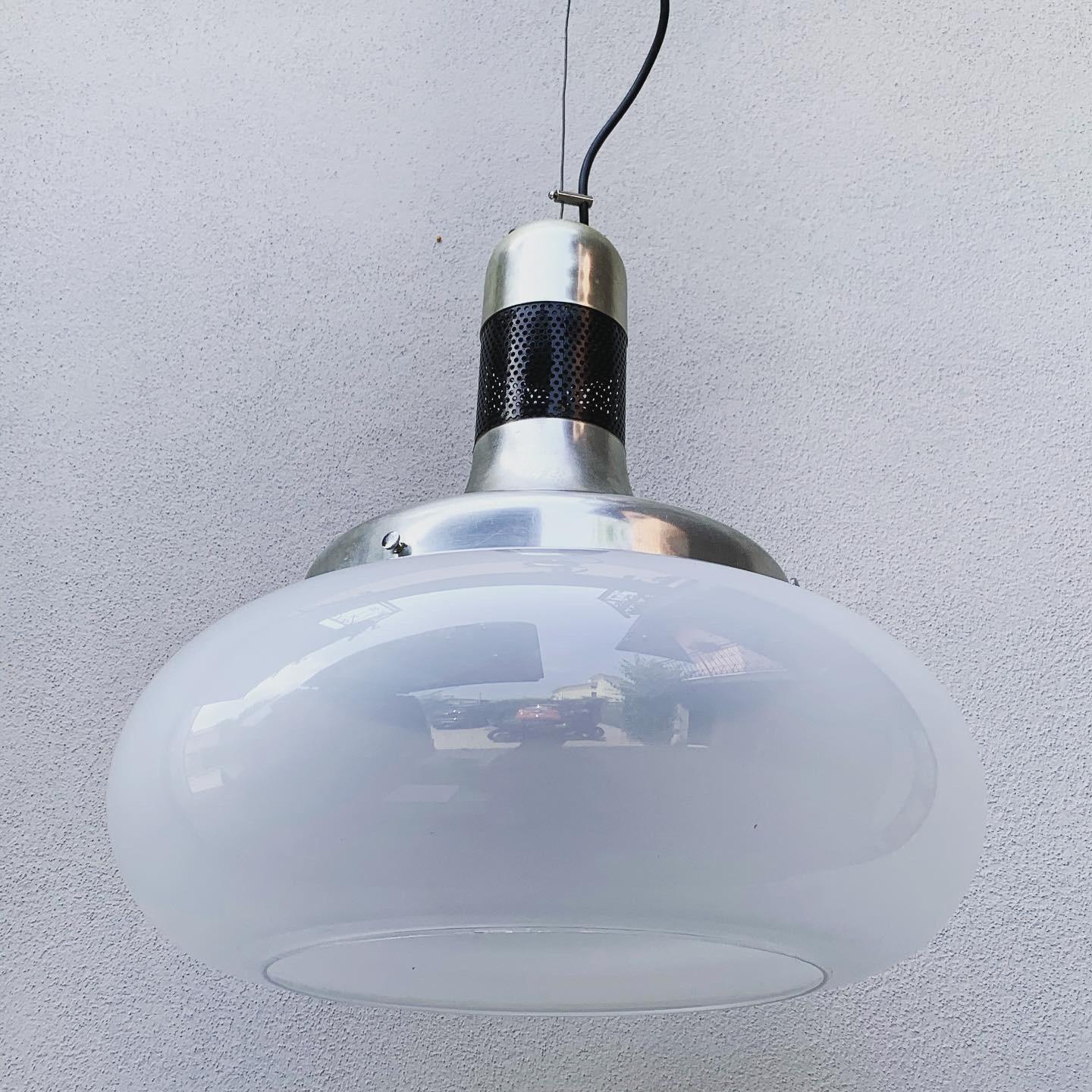 Araña vintage de los años 70 de la Space Age en acero y cristal opalino, Lámpara de mesa de comedor Italiano en venta