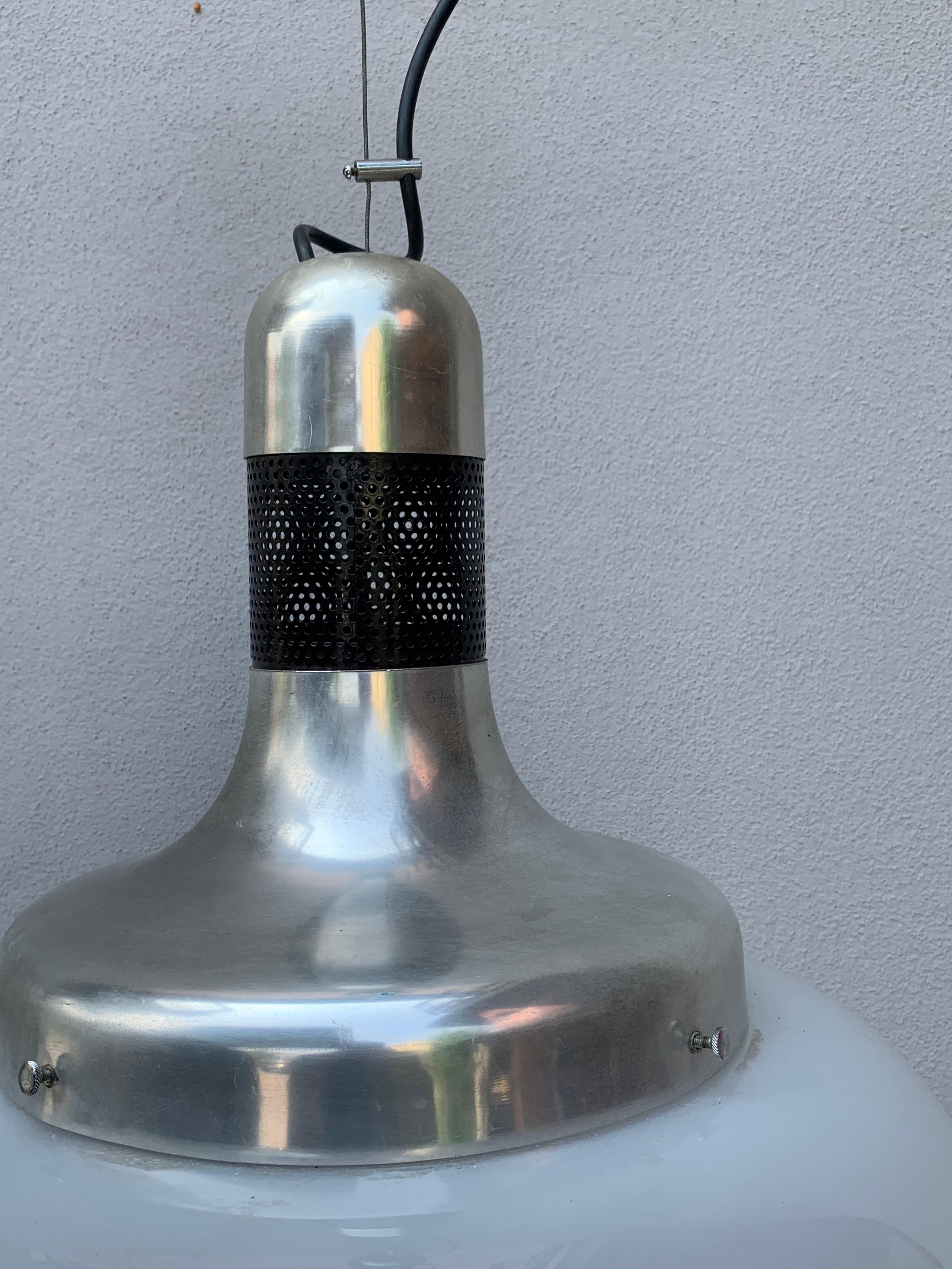 Araña vintage de los años 70 de la Space Age en acero y cristal opalino, Lámpara de mesa de comedor Metal en venta
