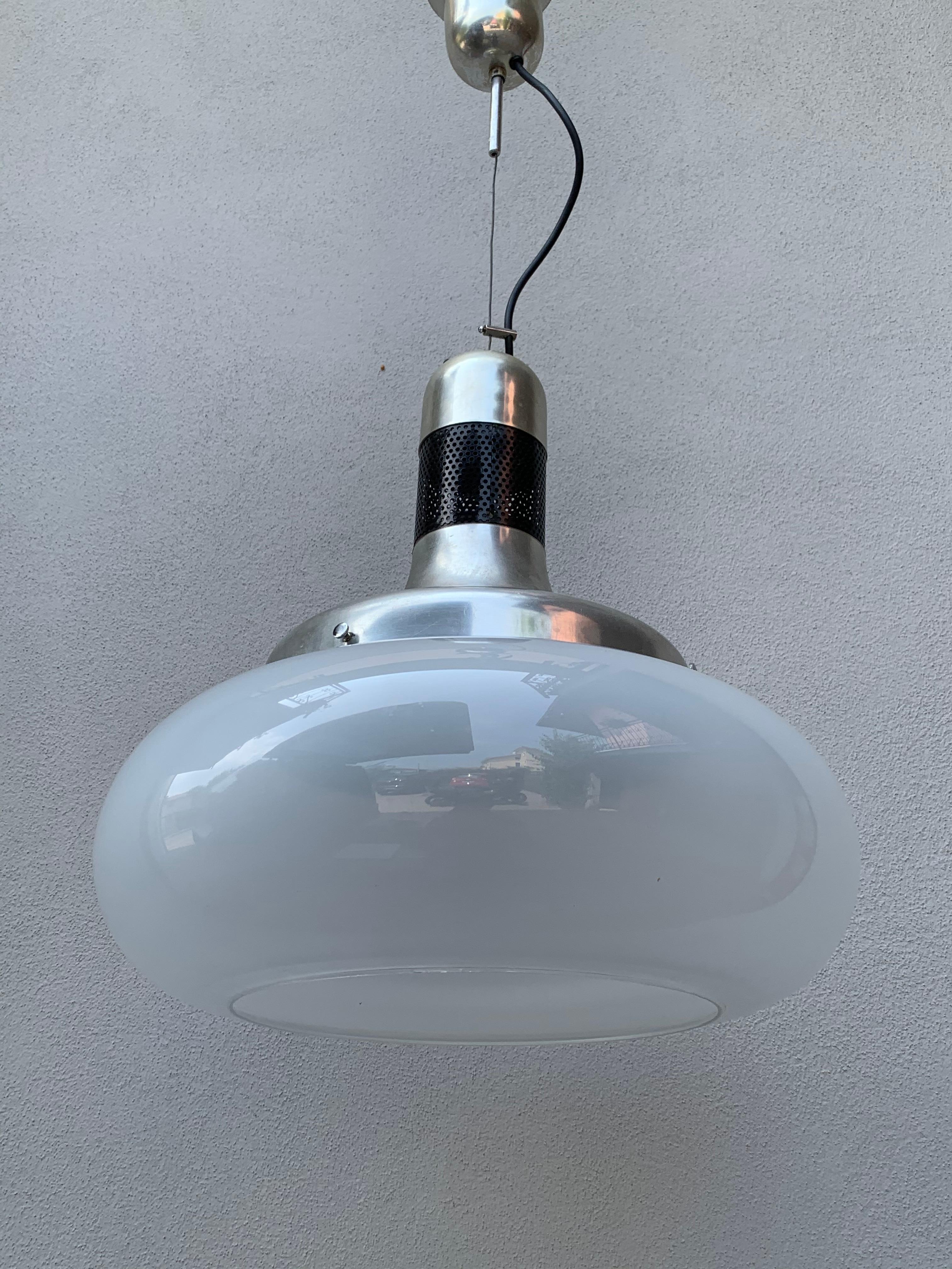 Araña vintage de los años 70 de la Space Age en acero y cristal opalino, Lámpara de mesa de comedor en venta 1