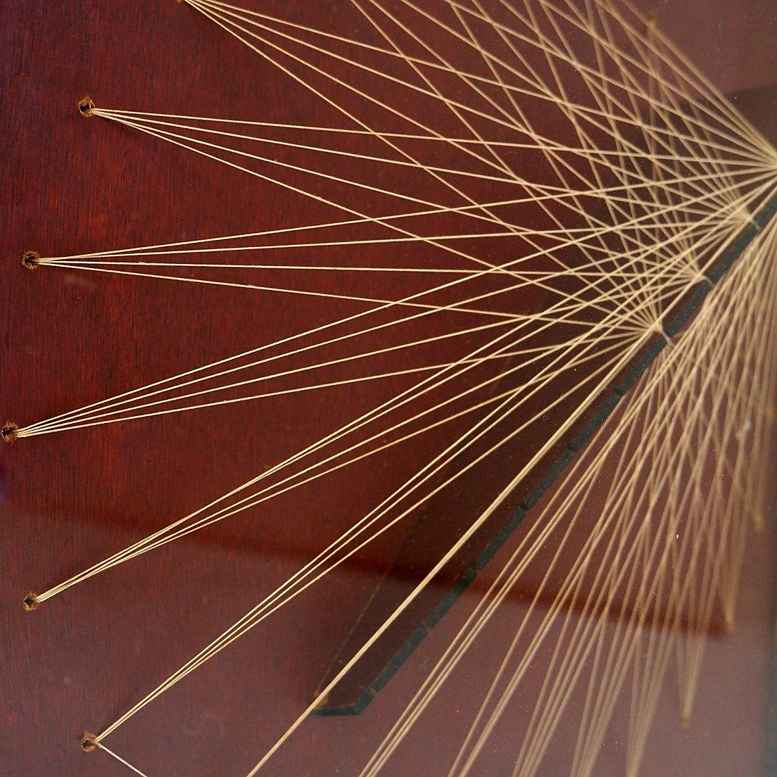 Vintage 70er String Art Wandbehang-Skulptur, signiert und datiert, Vintage (Moderne der Mitte des Jahrhunderts) im Angebot