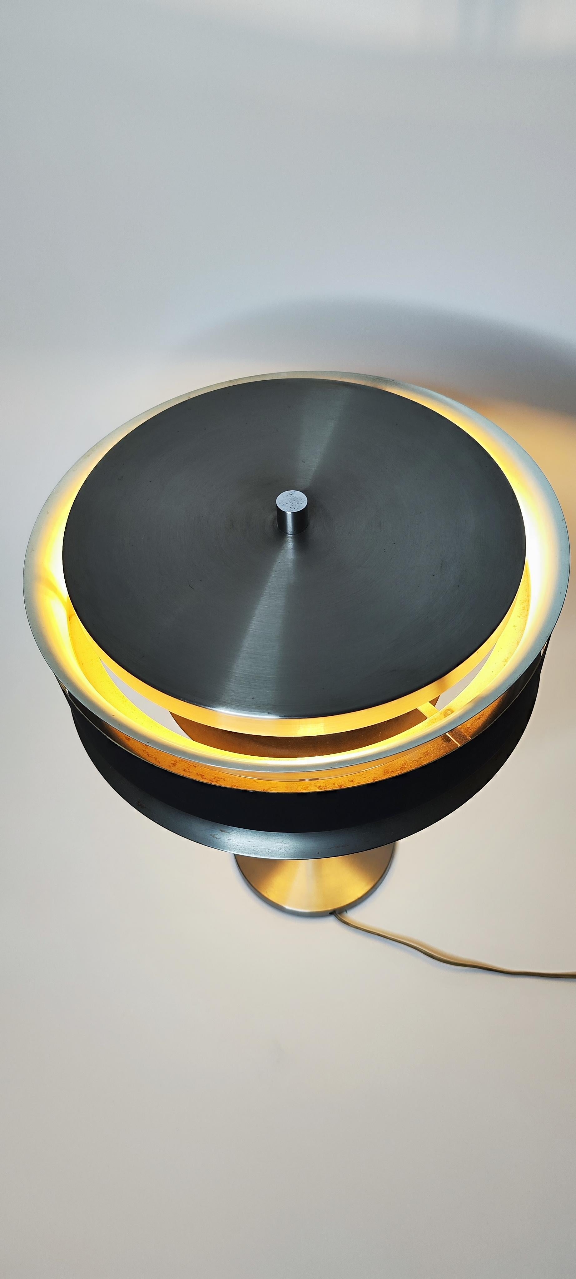 Very beautiful vintage table lamp from the 70s in aluminum, two-tone.
.
Can be attributed to Poul Henningsen for Louis Poulsen.
.
Diffuses a very beautiful light.
.
Height 52 cm
Lampshade diameter 35 cm
Round foot diameter 18 cm
.
Stitching in