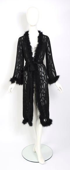 Yves Saint Laurent - Manteau de soirée vintage en soie noire garni de plumes marabout, années 70