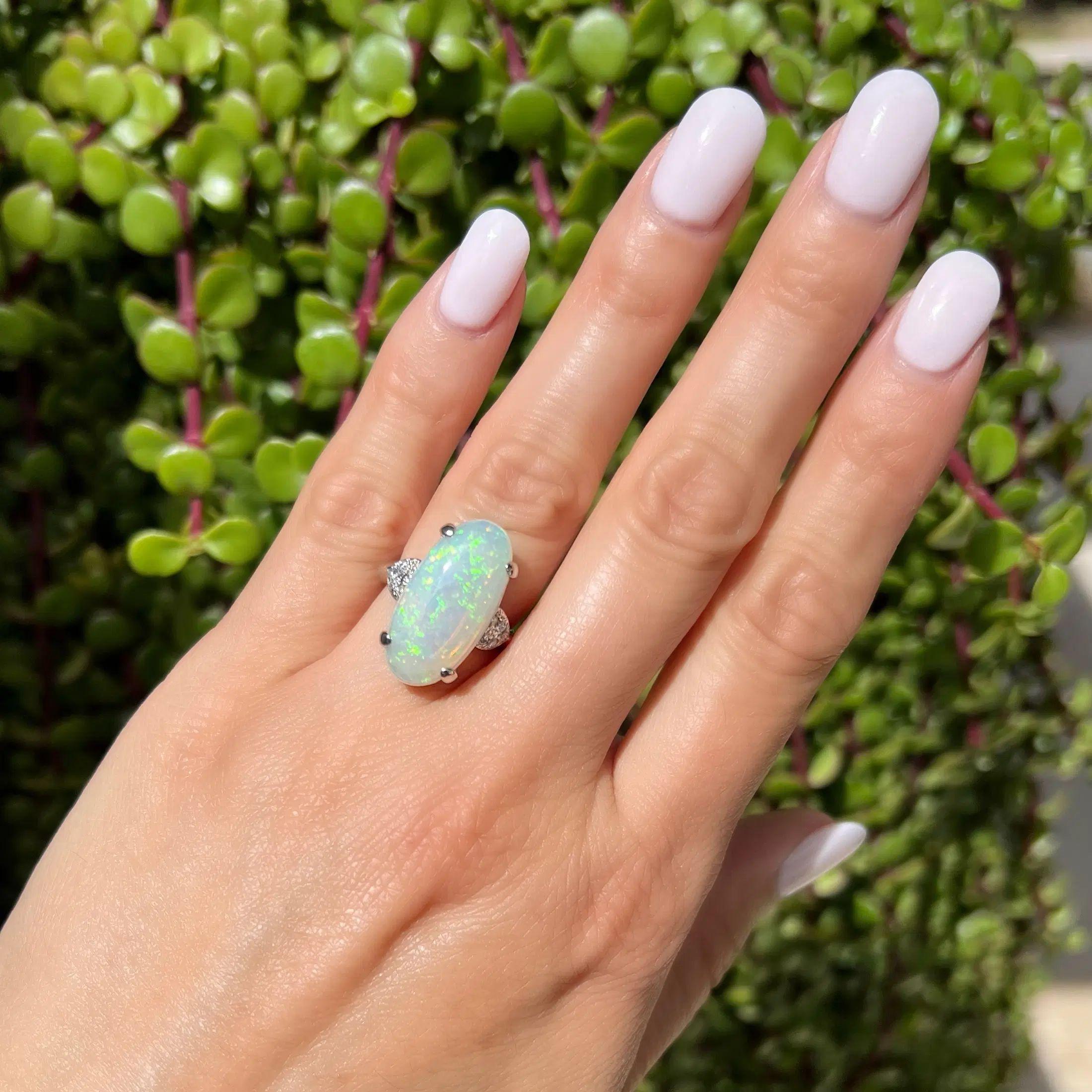 Vintage 7,10 Karat Kristall Opal und Diamant Platin Solitär Cocktail Ring (Modernistisch) im Angebot