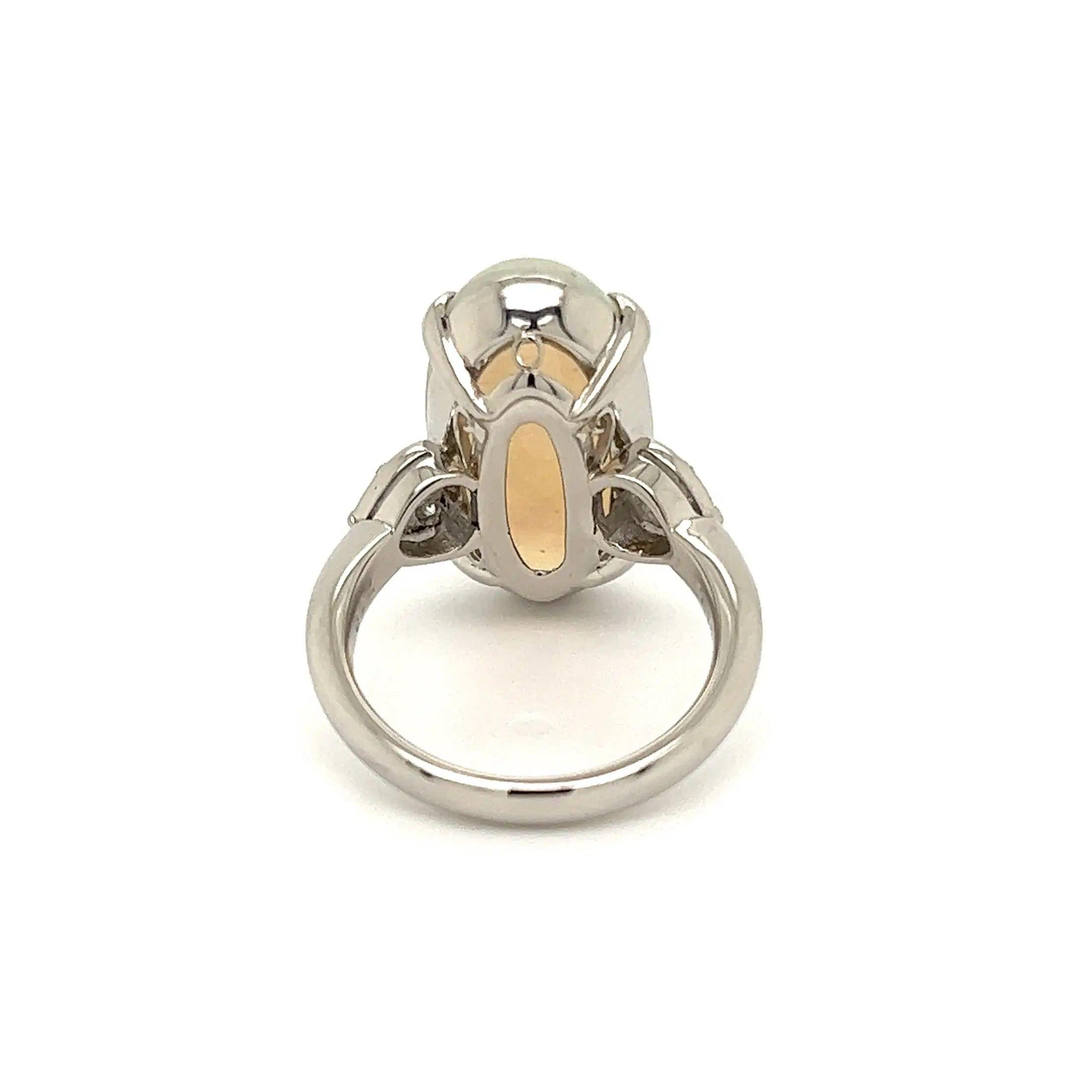 Vintage 7,10 Karat Kristall Opal und Diamant Platin Solitär Cocktail Ring im Zustand „Hervorragend“ im Angebot in Montreal, QC