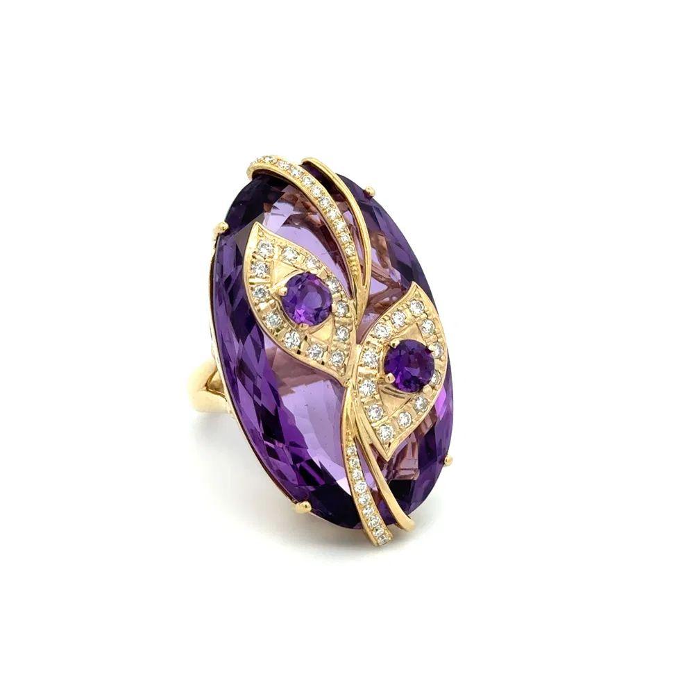 Sencillamente hermoso Anillo de cóctel vintage de oro con amatista solitaria y diamantes. Centra una Amatista Marquesa de 72,11 quilates firmemente anidada y engastada a mano con Diamantes envueltos, que pesan aprox. 0,85 quilates y Amatista, aprox.