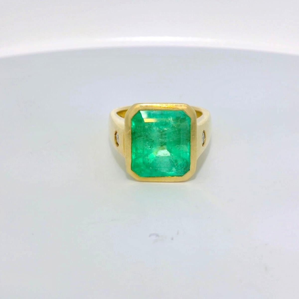 Vintage colombiane emerald ring. 

The ring is set with a center Colombian emerald shape Emerald of approximately 7.25 Carats and two side brilliant cut diamonds for a total of approximately 0.20 Carats ( estimated G color - Vs clarity). 

The