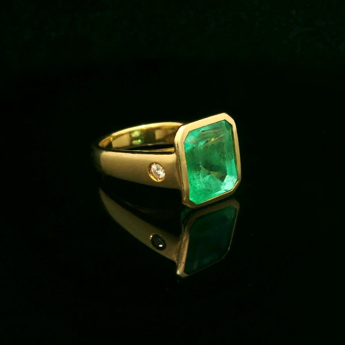 Emerald Cut Vintage 7.25 Carats Colombian emerald ring For Sale